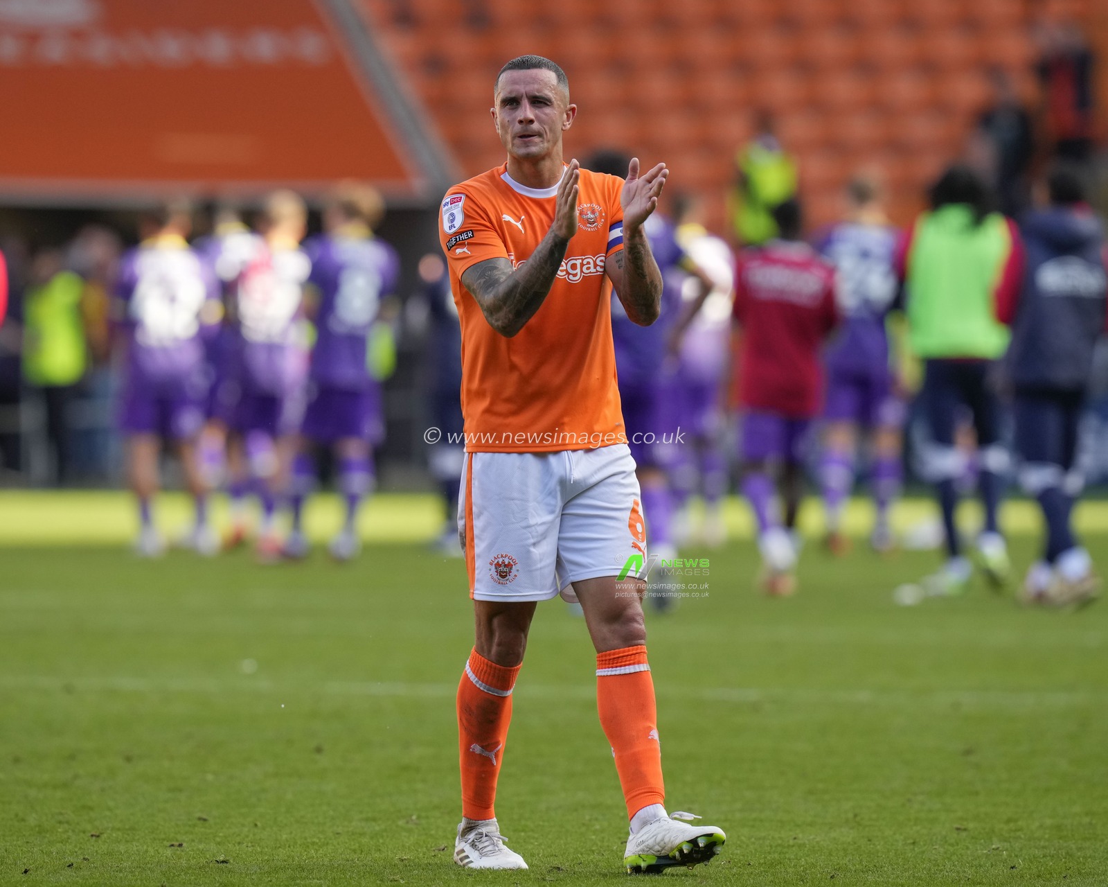 Oliver Norburn #6 of Blackpool salutes the fans after the Sky Bet League 1 match Blackpool vs Reading at Bloomfield Road, Blackpool, United Kingdom, 23rd September 2023

(Photo by Steve Flynn/News Images)