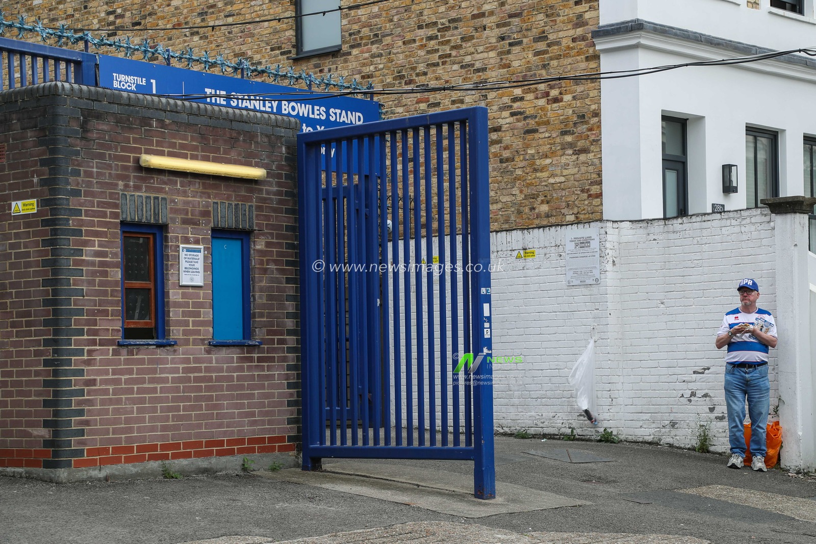 A Queens Park Rangers programme seller waits outside Matrade Loftus Road Stadium prior to the Sky Bet Championship match Queens Park Rangers vs West Bromwich Albion at Kiyan Prince Foundation Stadium, London, United Kingdom, 10th August 2024

(Photo by Izzy Poles/News Images)