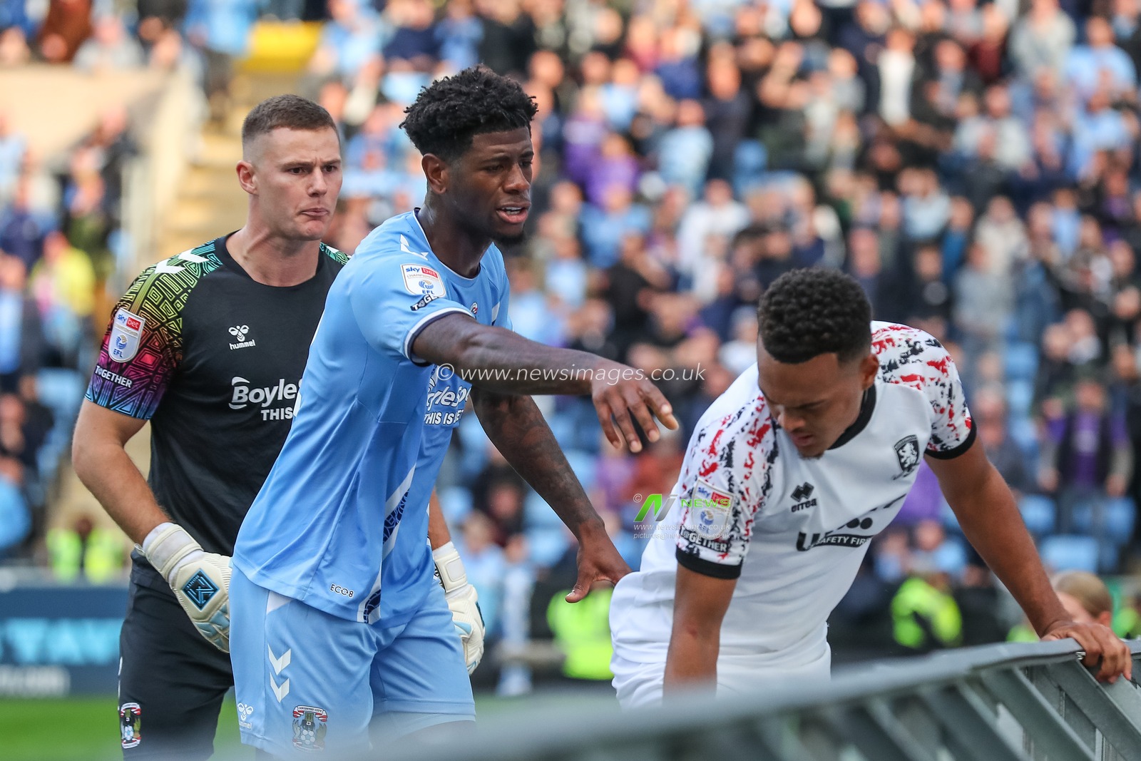 Jonathan Panzo #2 of Coventry City pushes Rodrigo Muniz #9 of Middlesbrough during the Sky Bet Championship match Coventry City vs Middlesbrough at Coventry Building Society Arena, Coventry, United Kingdom, 1st October 2022

(Photo by Gareth Evans/News Images)