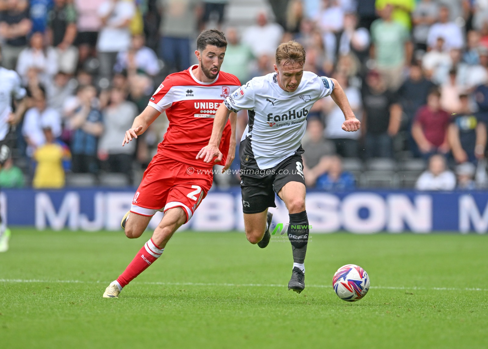 Ben OSBORN of Derby County FC attacking with the ball with Tommy Smith of Middlesbrough defending during the Sky Bet Championship match Derby County vs Middlesbrough at Pride Park Stadium, Derby, United Kingdom, 17th August 2024

(Photo by Mark Dunn/News Images)