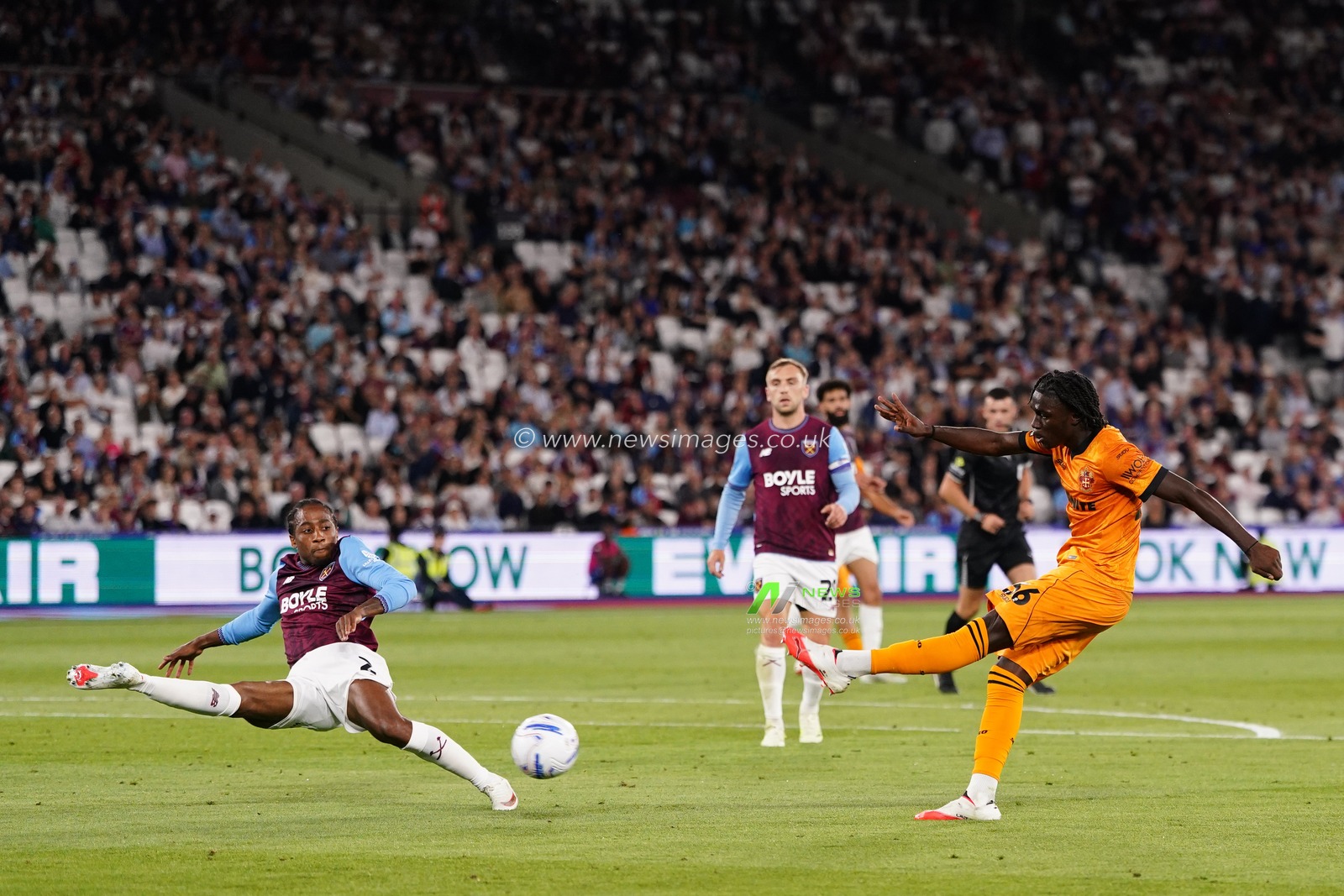 Kyle Walker-Peters of West Ham United attempts to block Mateus Mane of Wolverhampton Wanderers shot during the Sky Bet Championship match West Ham United vs Wolverhampton Wanderers at London Stadium, London, United Kingdom on 01 September 2026

(Photo by Harvey Murphy/News Images)