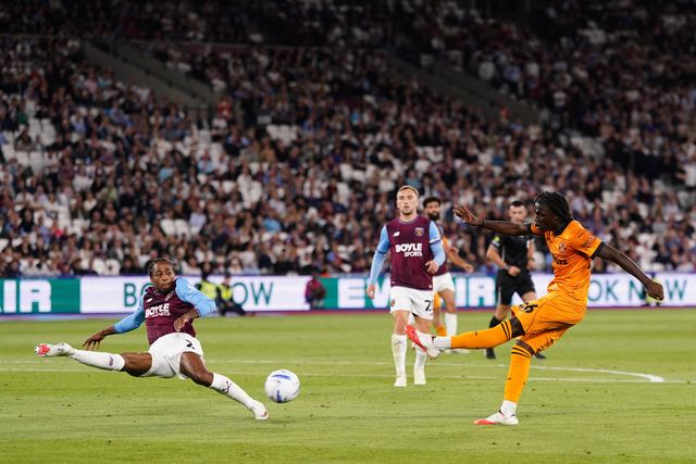 Kyle Walker-Peters of West Ham United attempts to block Mateus Mane of Wolverhampton Wanderers shot during the Sky Bet Championship match West Ham United vs Wolverhampton Wanderers at London Stadium, London, United Kingdom on 01 September 2026

(Photo by Harvey Murphy/News Images)