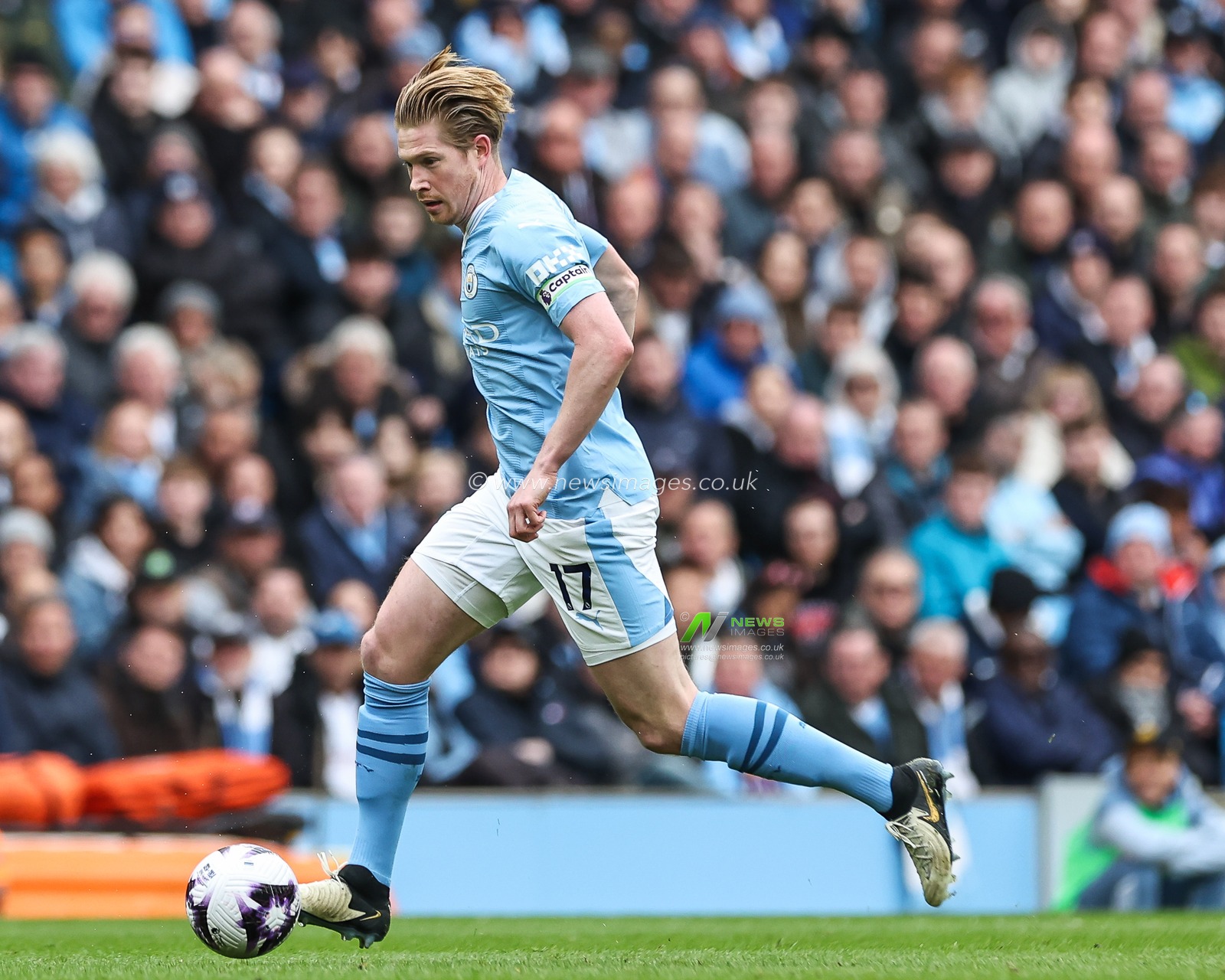 Kevin De Bruyne of Manchester City makes a break with the ball during the Premier League match Manchester City vs Arsenal at Etihad Stadium, Manchester, United Kingdom, 31st March 2024

(Photo by Mark Cosgrove/News Images)