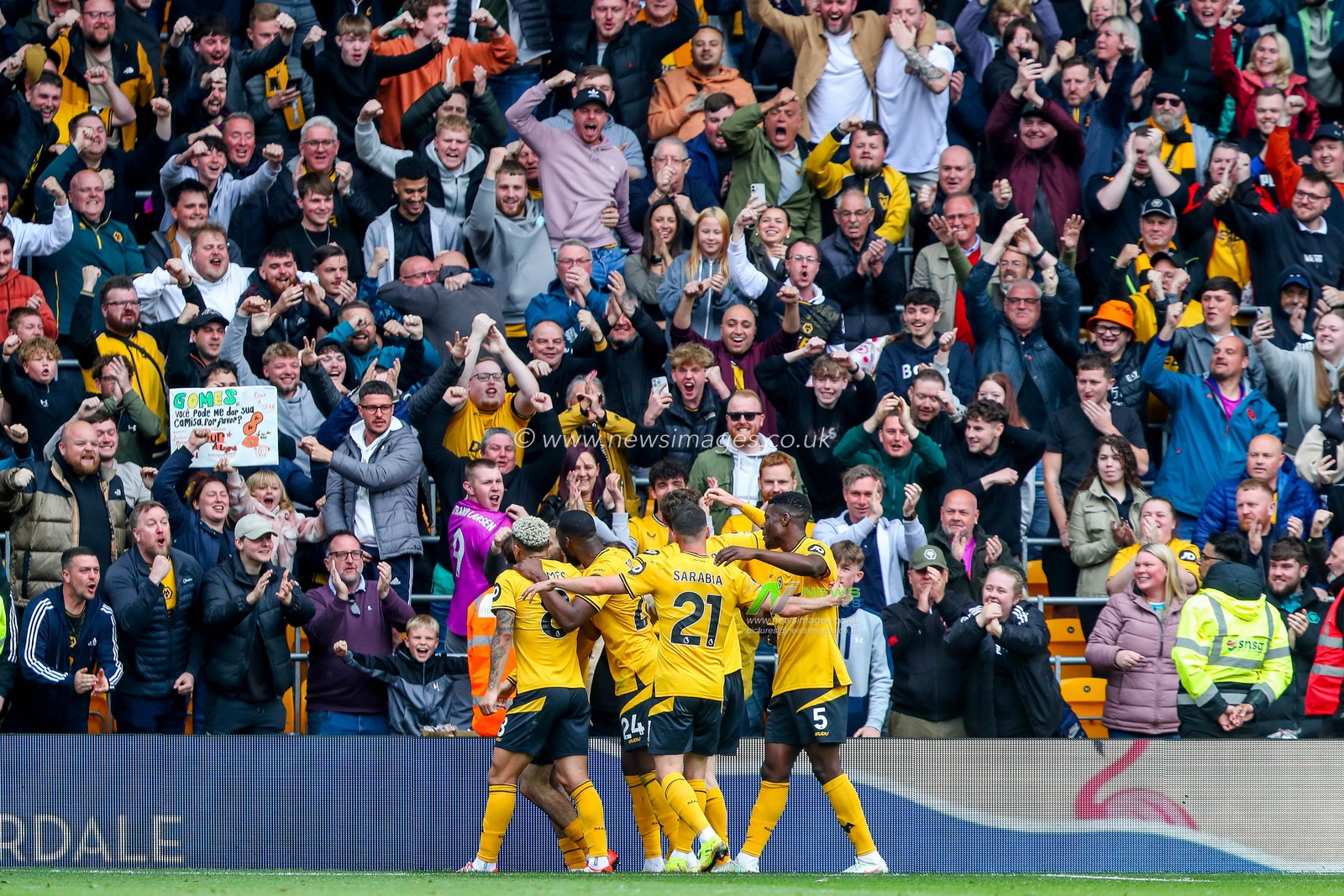 Jorgen Strand Larsen of Wolverhampton Wanderers celebrates his goal with teammates to make it 3-1 during the Premier League match Wolverhampton Wanderers vs Tottenham Hotspur at Molineux, Wolverhampton, United Kingdom, 13th April 2025

(Photo by Gareth Evans/News Images)
