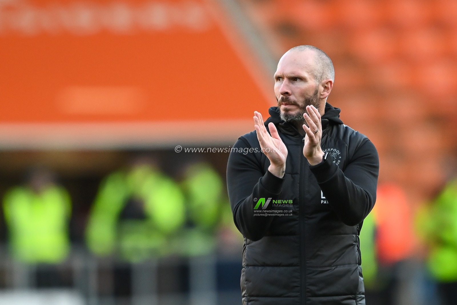 Michael Appleton manager of Blackpool applauds the fans at the end of the Sky Bet Championship match Blackpool vs Watford at Bloomfield Road, Blackpool, United Kingdom, 8th October 2022

(Photo by Craig Thomas/News Images)