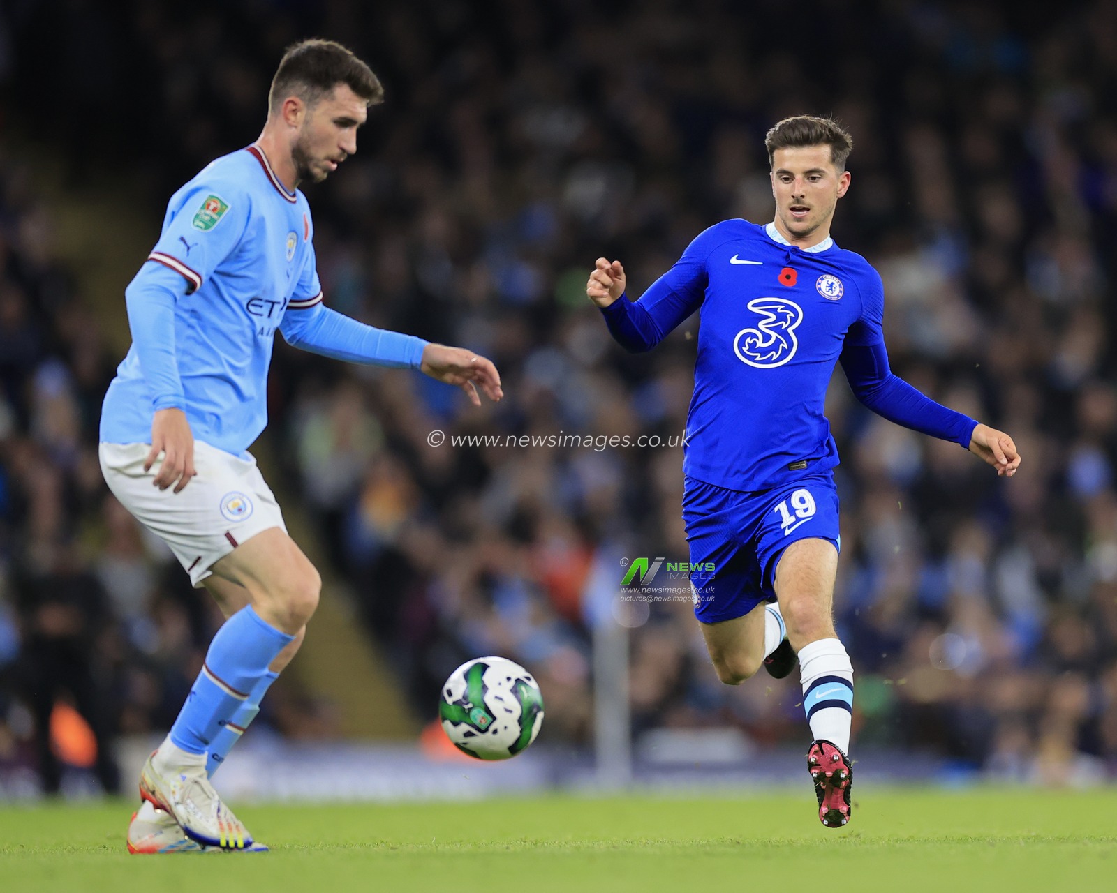 Mason Mount #19 of Chelsea chases the ball during the Carabao Cup Third Round match Manchester City vs Chelsea at Etihad Stadium, Manchester, United Kingdom, 9th November 2022

(Photo by Conor Molloy/News Images)