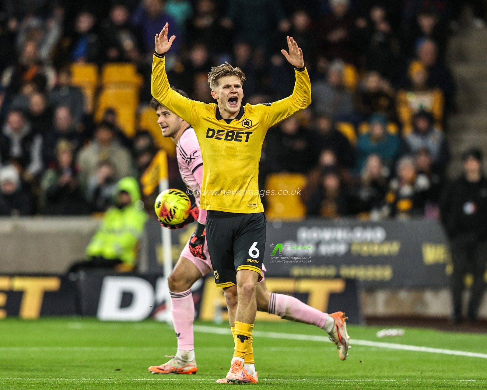 David Moller Wolfe of Wolverhampton Wanderers appeals for a corner during the Premier League match Wolverhampton Wanderers vs Manchester United at Molineux, Wolverhampton, United Kingdom, 8th December 2025

(Photo by Alfie Cosgrove/News Images)

*** GER AUT SUI OUT ***