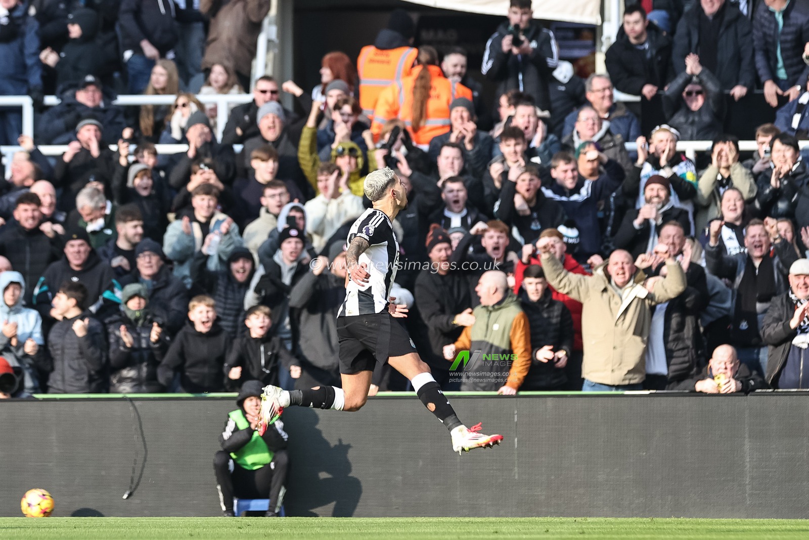 Bruno GuimarÃ£es of Newcastle United celebrates his goal to make it 1-1 during the Premier League match Newcastle United vs Bournemouth at St. James's Park, Newcastle, United Kingdom, 18th January 2025

(Photo by Mark Cosgrove/News Images)