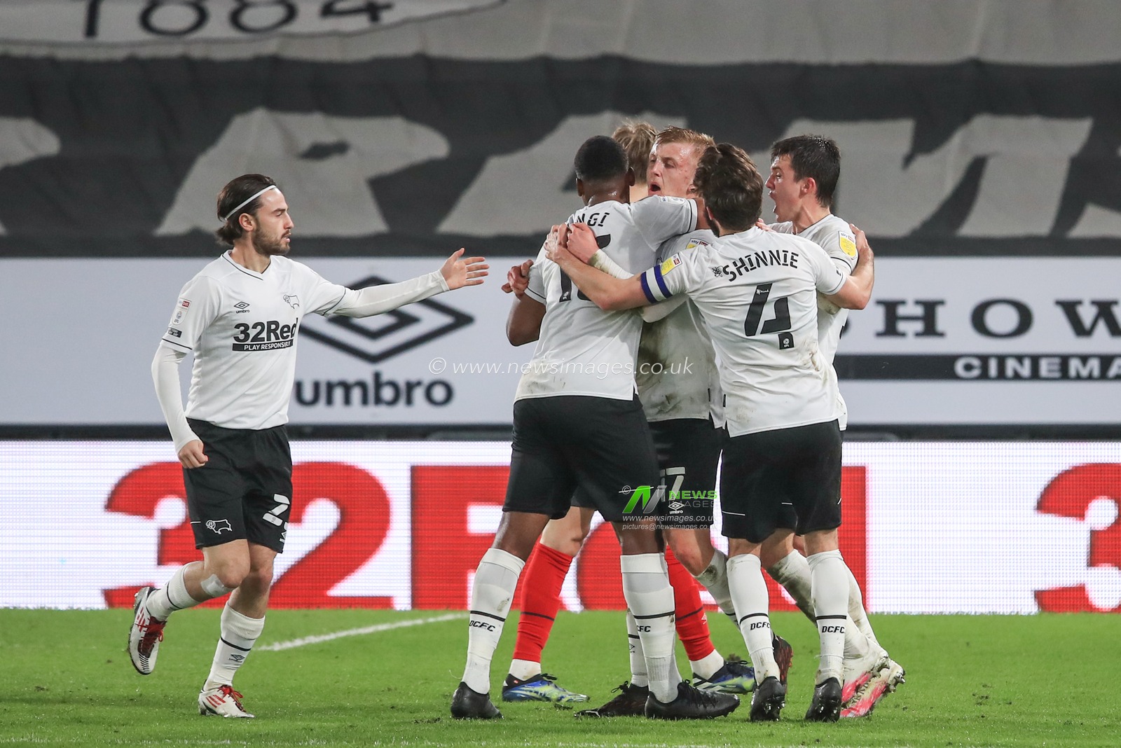 Louie Sibley #17 of Derby County celebrates his goal to make it 2-2 with team mates