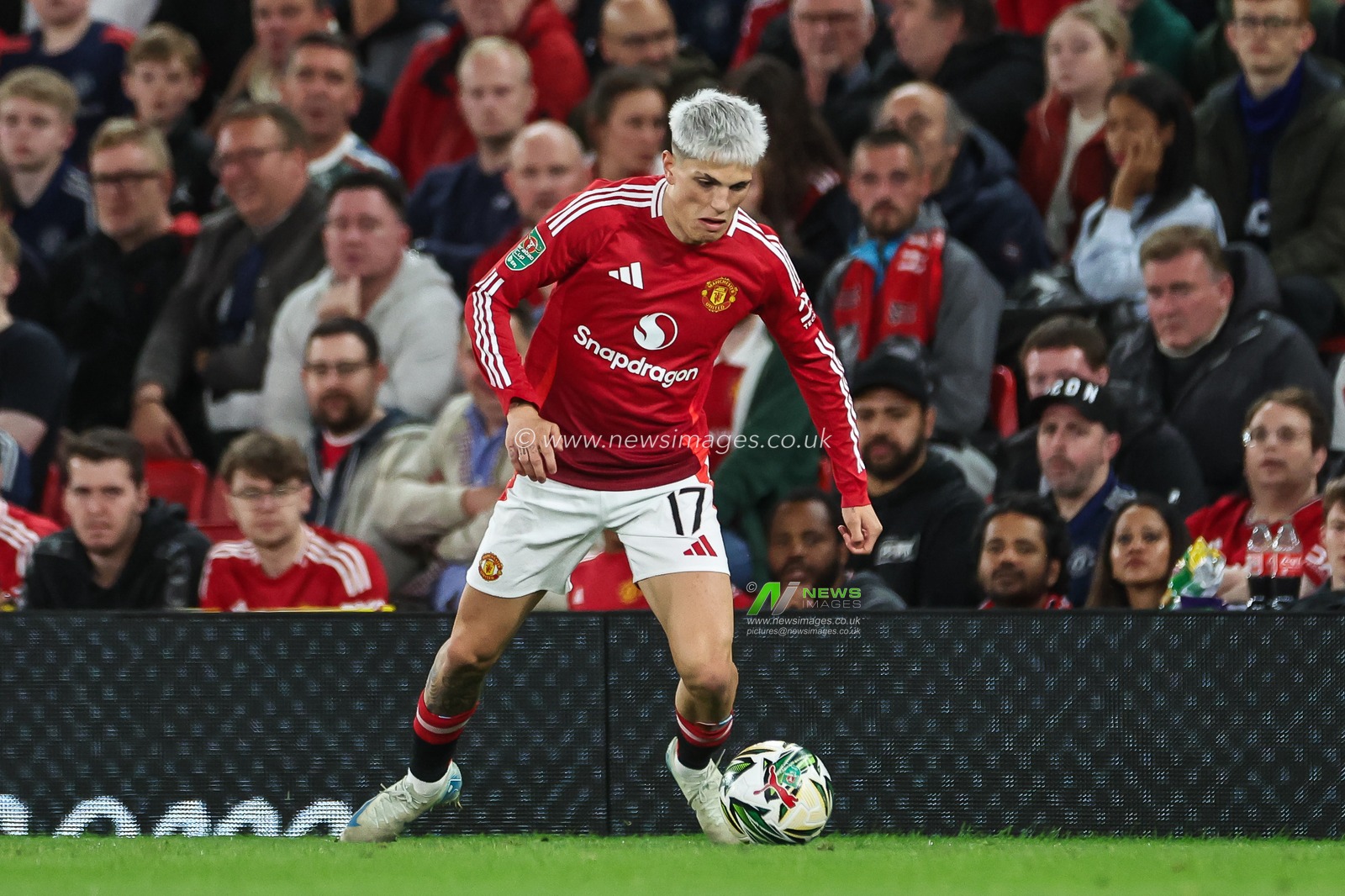 Alejandro Garnacho of Manchester United makes a break with the ball during the Carabao Cup 3rd Round match Manchester United vs Barnsley at Old Trafford, Manchester, United Kingdom, 17th September 2024

(Photo by Mark Cosgrove/News Images)
