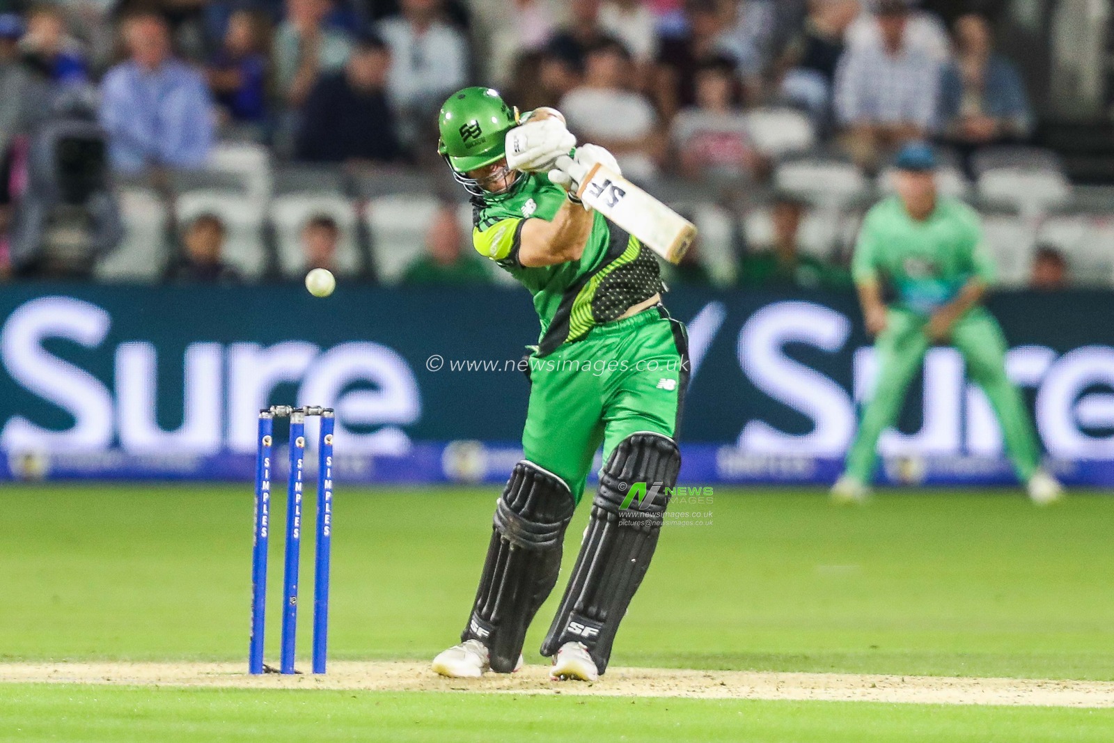 Laurie Evans of Southern Brave is caught by Dawid Malan of Oval Invincibles during the The Hundred match Oval Invincibles vs Southern Brave at The Kia Oval, London, United Kingdom, 8th August 2024

(Photo by Izzy Poles/News Images)