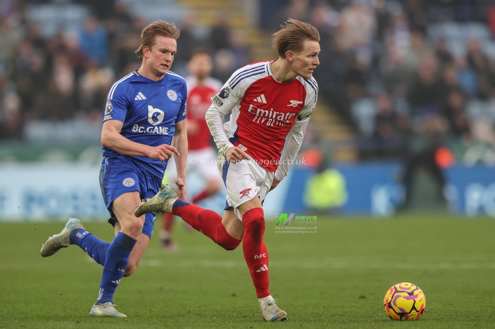 Martin Ã˜degaard of Arsenal breaks with the ball during the Premier League match Leicester City vs Arsenal at King Power Stadium, Leicester, United Kingdom, 15th February 2025

(Photo by Alfie Cosgrove/News Images)