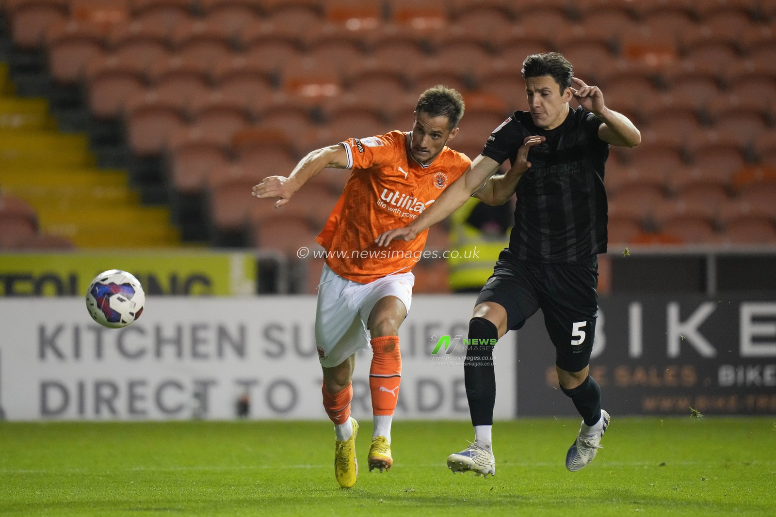 Jerry Yates #9 of Blackpool fights for the ball with Alfie Jones #5 of Hull City during the Sky Bet Championship match Blackpool vs Hull City at Bloomfield Road, Blackpool, United Kingdom, 19th October 2022

(Photo by Steve Flynn/News Images)
