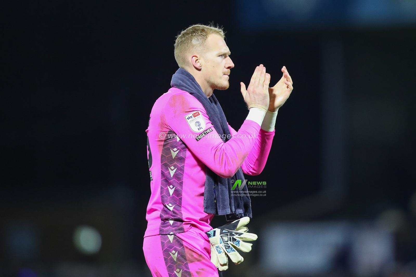 Cameron Dawson #25 of Sheffield Wednesday applauds the travelling fans after the Sky Bet League 1 match Wycombe Wanderers vs Sheffield Wednesday at Adams Park, High Wycombe, United Kingdom, 14th January 2023

(Photo by Gareth Evans/News Images)