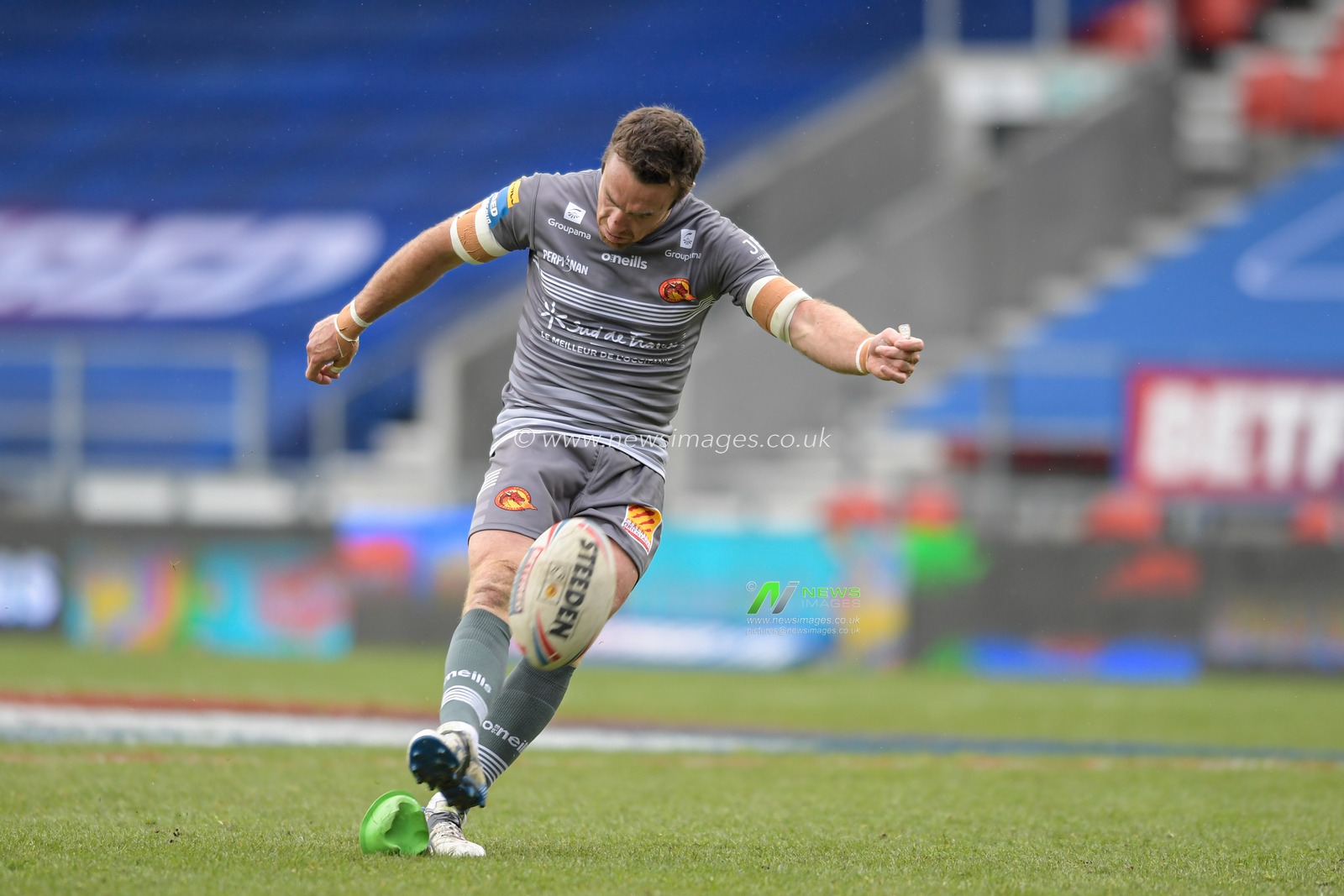 James Maloney (6) of Catalans Dragons scores a penalty to make it 8-6