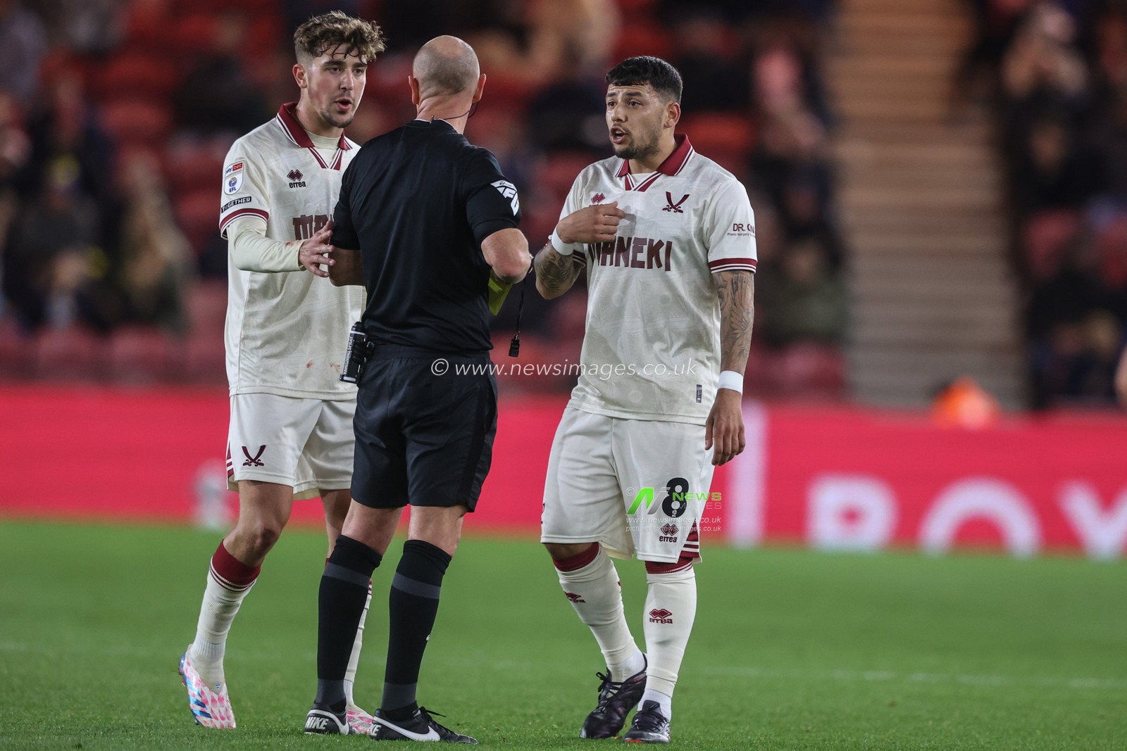 Gustavo Hamer of Sheffield United appeals to referee Andy Davies after he is given a yellow card during the Sky Bet Championship match Middlesbrough vs Sheffield United at Riverside Stadium, Middlesbrough, United Kingdom, 23rd October 2024

(Photo by Alfie Cosgrove/News Images)