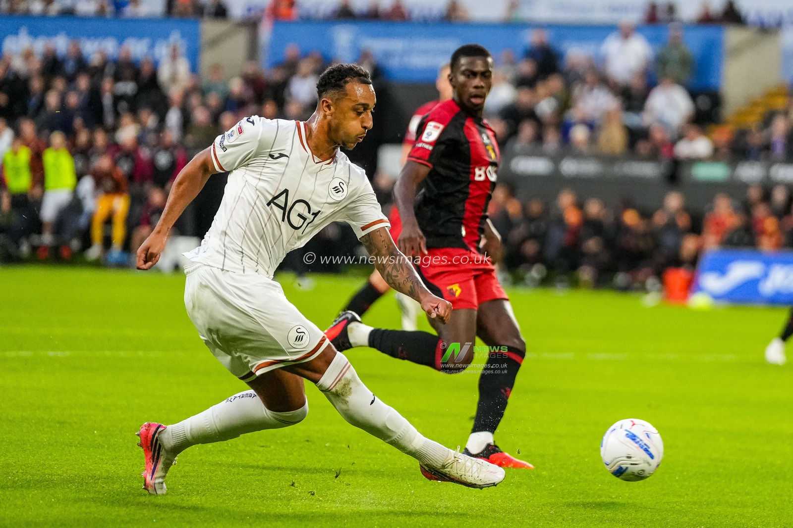 Adam Idah of Swansea City crosses the ball during the Sky Bet Championship match Swansea City vs Watford at Swansea.com Stadium, Swansea, United Kingdom on 01 September 2026

(Photo by Andrew Lewis/News Images)