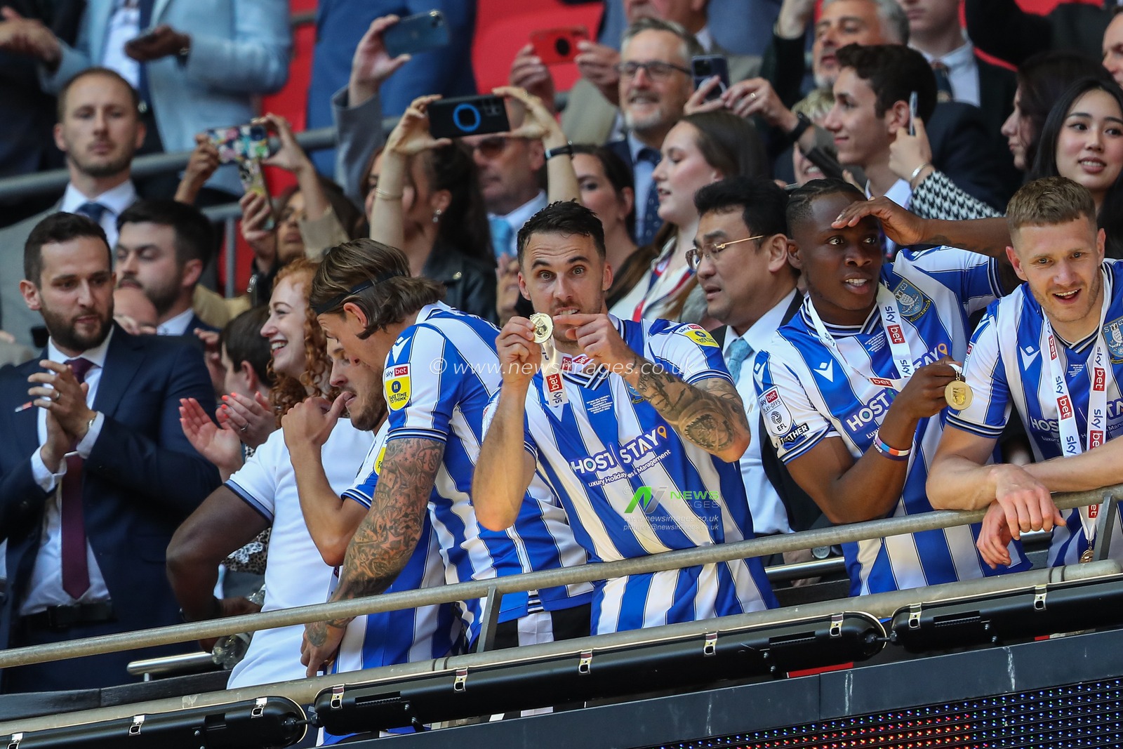 Lee Gregory #9 of Sheffield Wednesday celebrates their win and promotion to the Championship after the Sky Bet League 1 Play-off Final match Barnsley vs Sheffield Wednesday at Wembley Stadium, London, United Kingdom, 29th May 2023

(Photo by Gareth Evans/News Images)