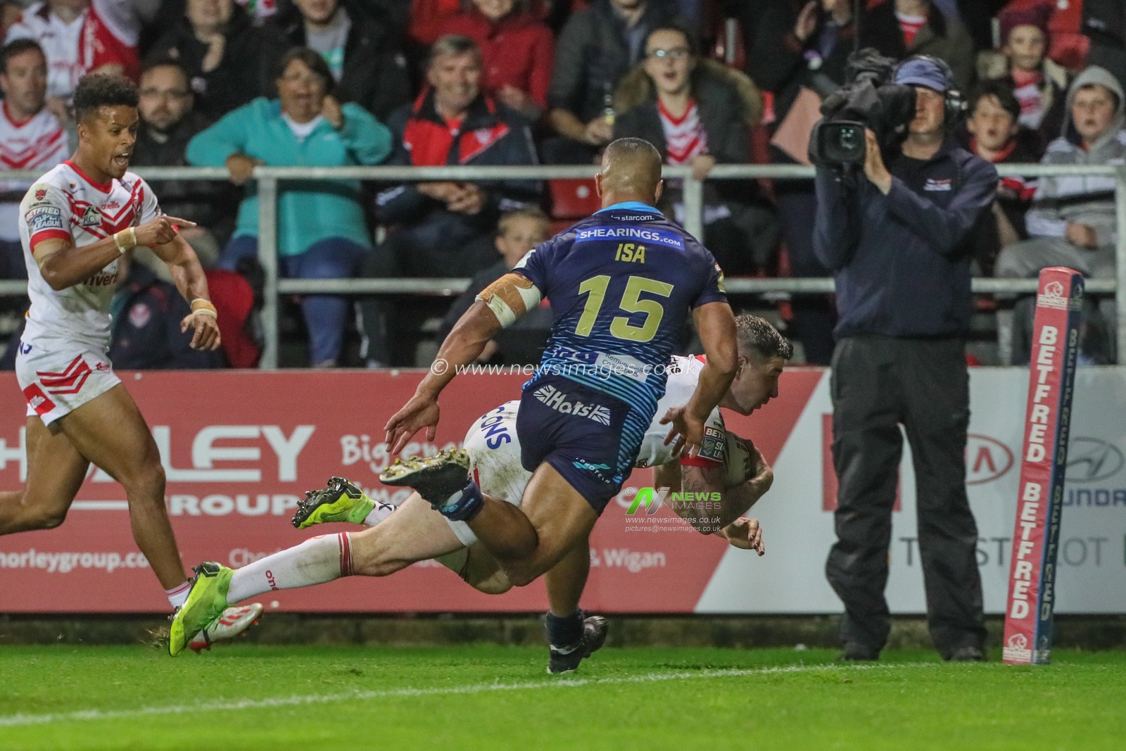 27th September 2019, Totally Wicked Stadium, St Helens, England; Betfred Super League Semi Final, Saint Helens v Wigan Warriors : Mark Percival (4) of St Helens goes over for a try 

Credit: Mark Cosgrove/News Images