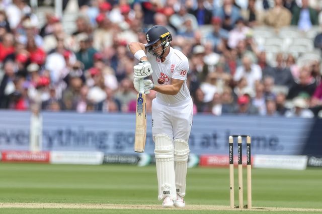 Jacob Bethell of England is hit in the body with the ball during the 1st Rothesay Test Match Day 2 match England vs New Zealand at Lords, London, United Kingdom on 05 June 2026

(Photo by Mark Cosgrove/News Images)