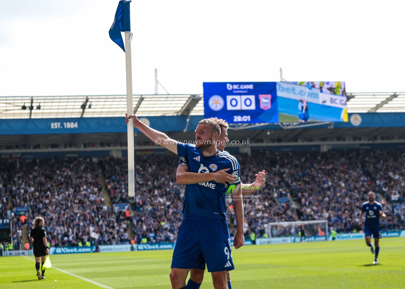 Jamie Vardy of Leicester City celebrates his goal to make it 1-0 during the Premier League match Leicester City vs Ipswich Town at King Power Stadium, Leicester, United Kingdom, 18th May 2025

(Photo by Richard Bierton/News Images)