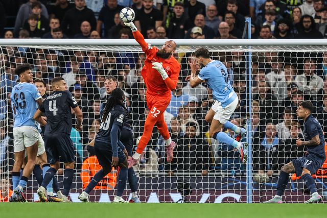 Vanja Milinkovic-Savic of Napoli punches the ball clear during the UEFA Champions League 2025/26 Phase MD1 Manchester City vs Napoli League at The City of Manchester Stadium, Manchester, United Kingdom, 18th September 2025

(Photo by Alfie Cosgrove/News Images)