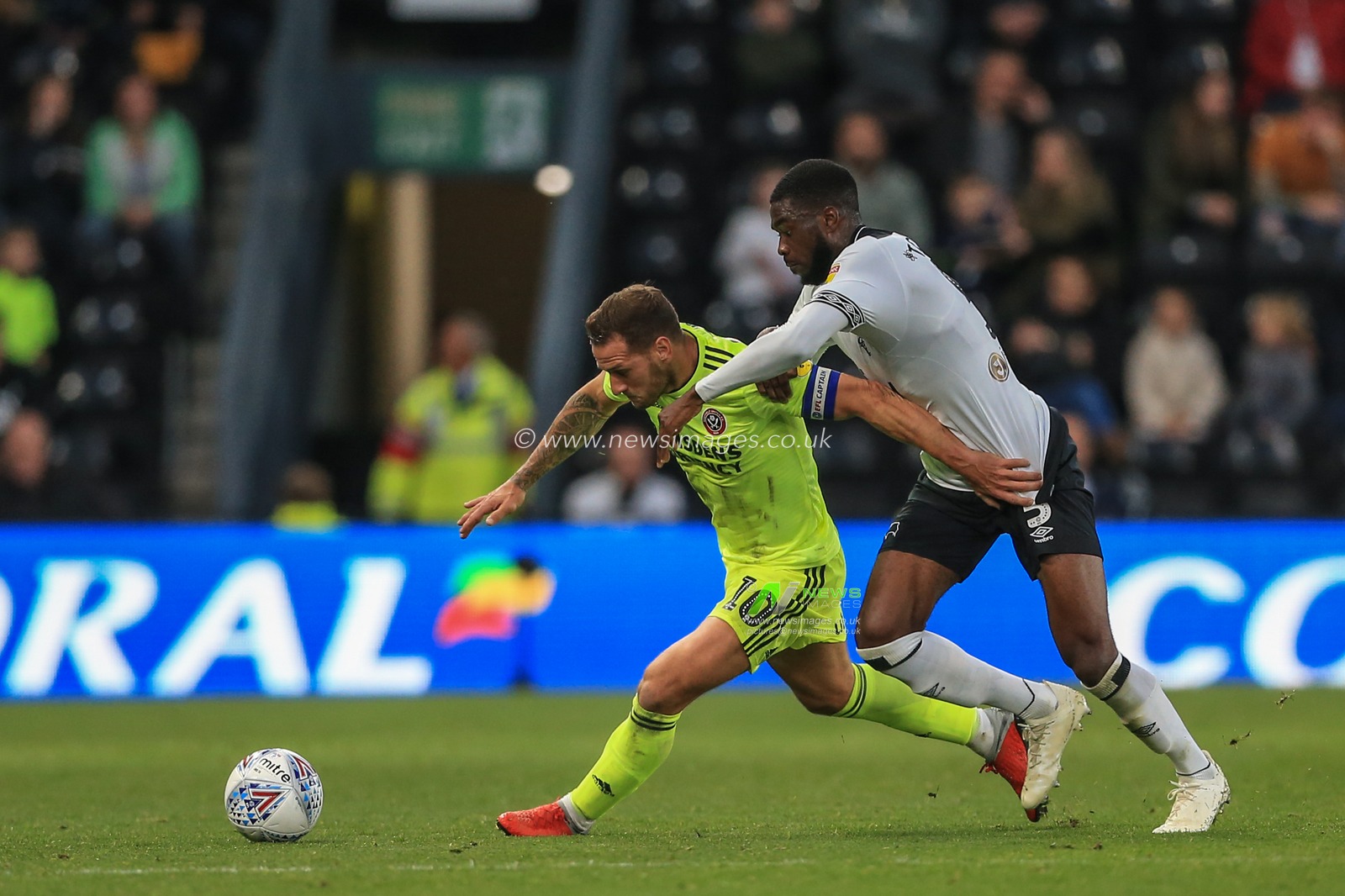 20th October 2018, Pride Park, Derby, England; Sky Bet Championship, Derby County v Sheffield United ; Billy Sharp (10) of Sheffield United holds off Fikayo Tomori (05) of Derby

Credit: Mark Cosgrove/News Images 

English Football League images are subject to DataCo Licence