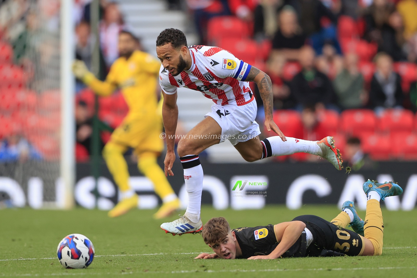 Lewis Baker #8 of Stoke City runs past Oliver Arblaster #30 of Sheffield United during the Sky Bet Championship match Stoke City vs Sheffield United at Bet365 Stadium, Stoke-on-Trent, United Kingdom, 8th October 2022

(Photo by Conor Molloy/News Images)