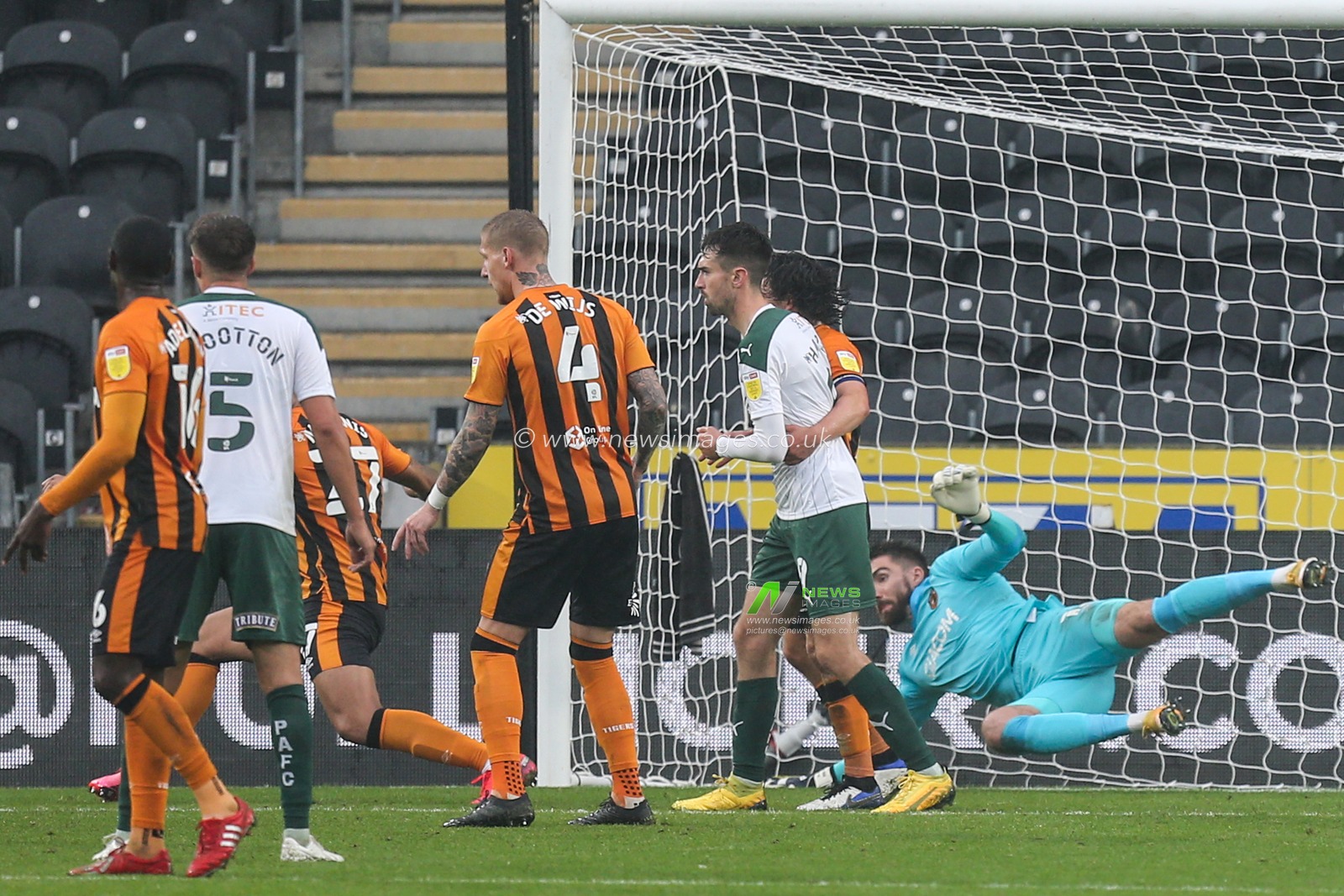 Matt Ingram (13) of Hull City gets down low to save the ball