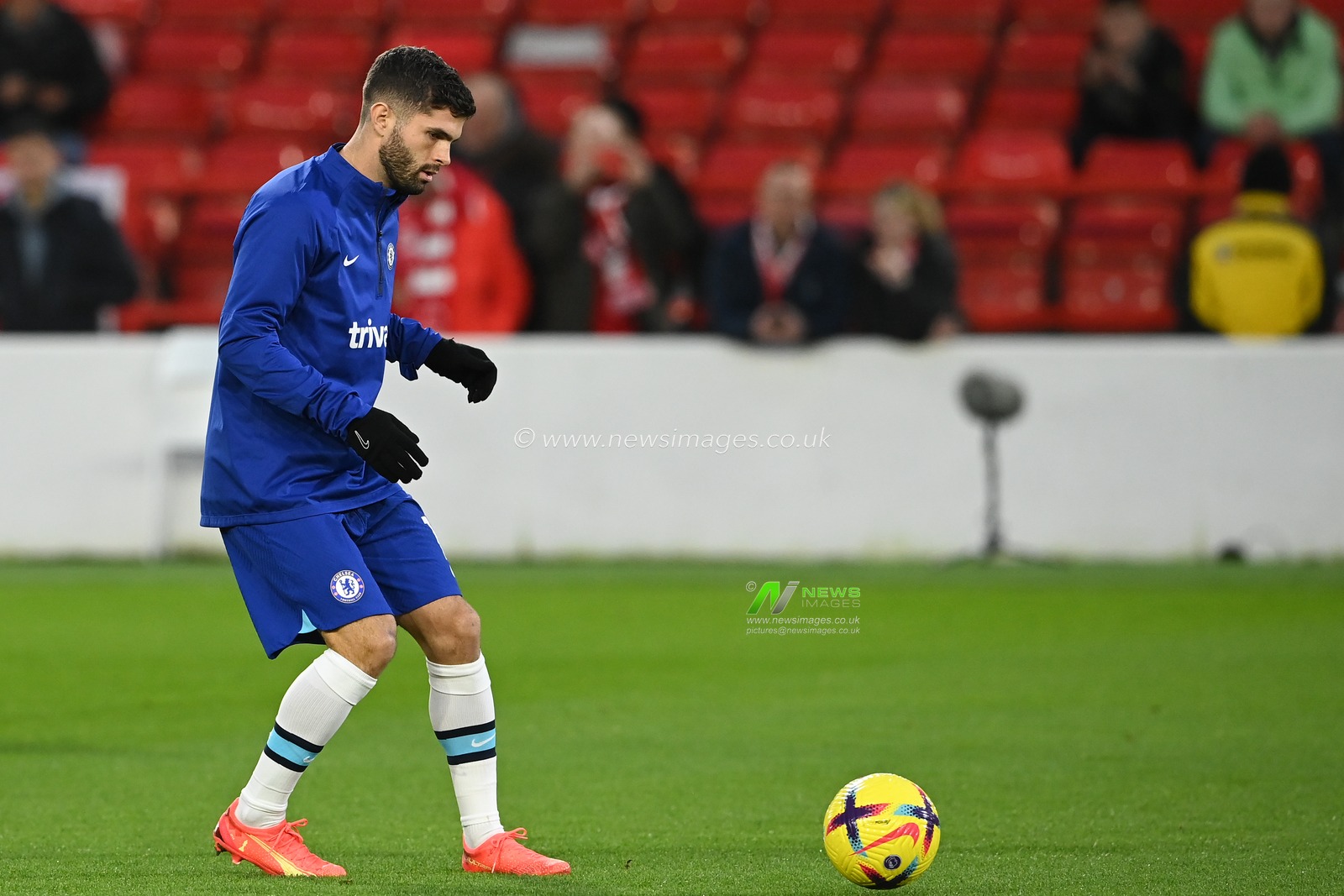 Christian Pulisic #10 of Chelsea warmâ€™s up before the Premier League match Nottingham Forest vs Chelsea at City Ground, Nottingham, United Kingdom, 1st January 2023

(Photo by Craig Thomas/News Images)