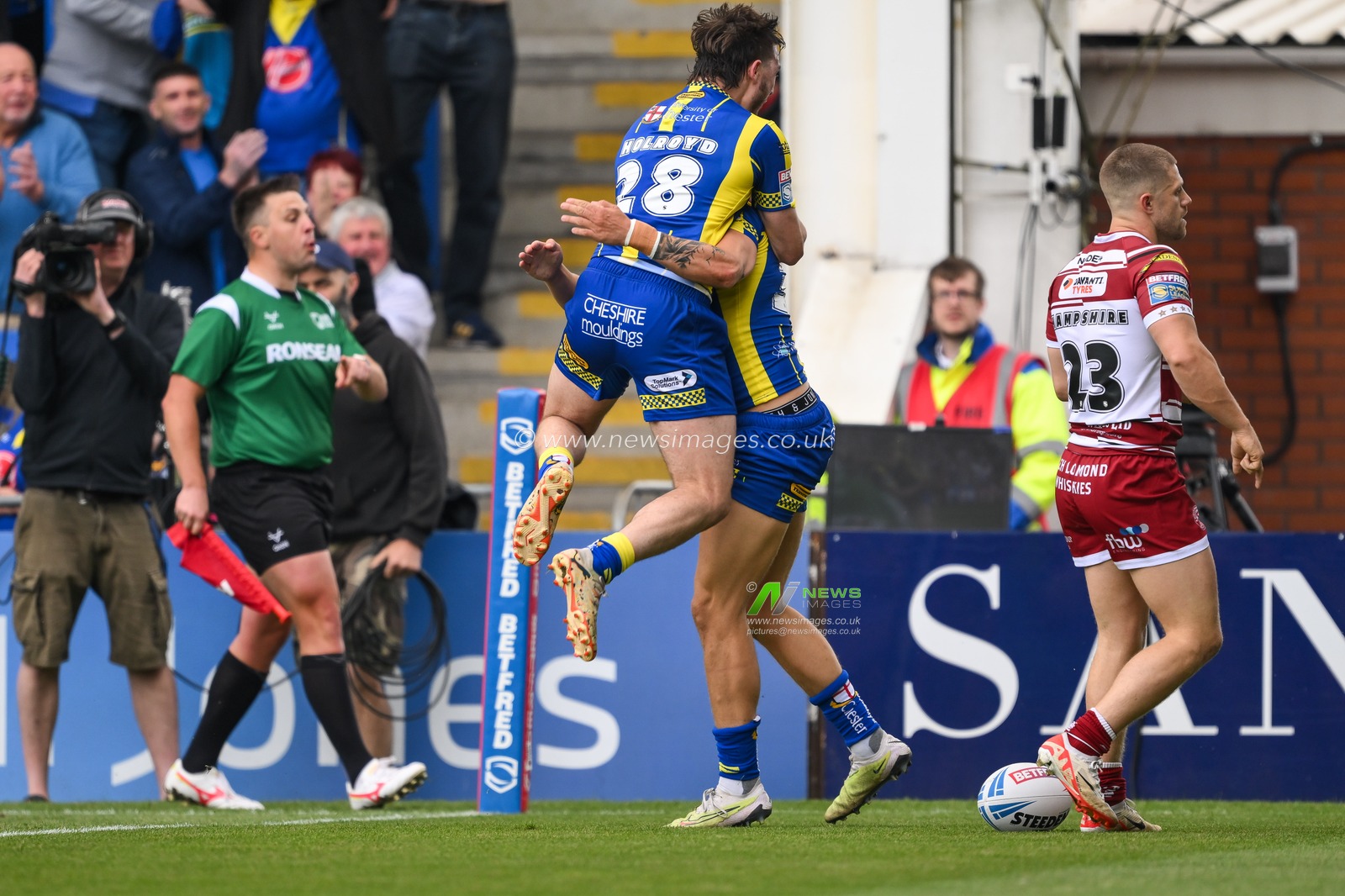 Arron Lindop celebrates his try during the Betfred Super League Round 13 match Warrington Wolves vs Wigan Warriors at Halliwell Jones Stadium, Warrington, United Kingdom, 1st June 2024

(Photo by Craig Thomas/News Images)