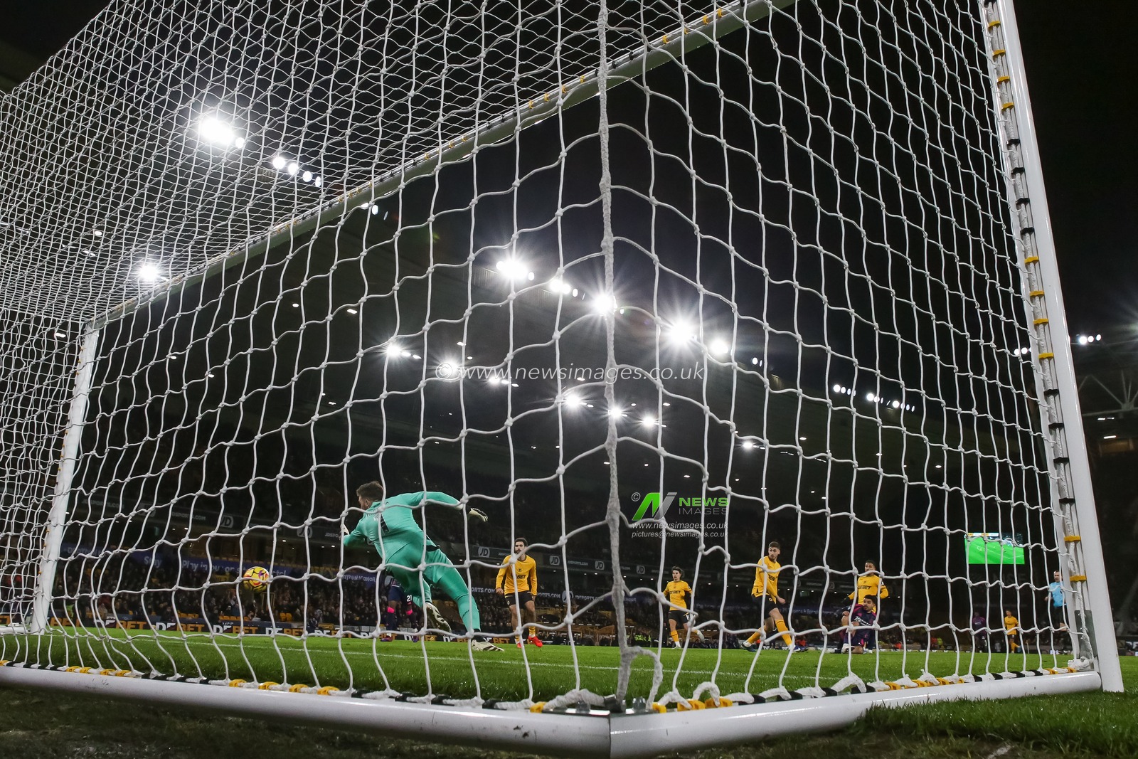 Morgan Gibbs-White of Nottingham Forest scores to make it 0-1 during the Premier League match Wolverhampton Wanderers vs Nottingham Forest at Molineux, Wolverhampton, United Kingdom, 6th January 2025

(Photo by Gareth Evans/News Images)