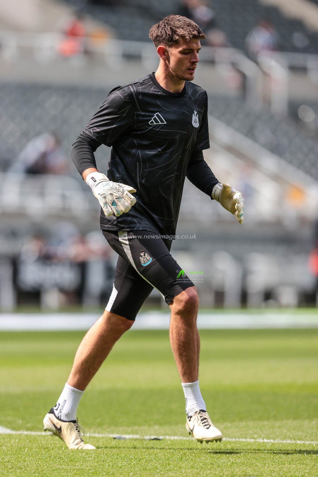 Nick Pope Newcastle United Goalkeeper in the pregame warmup session during the Premier League match Newcastle United vs Ipswich Town at St. James's Park, Newcastle, United Kingdom, 25th April 2025

(Photo by Richard Bierton/News Images)