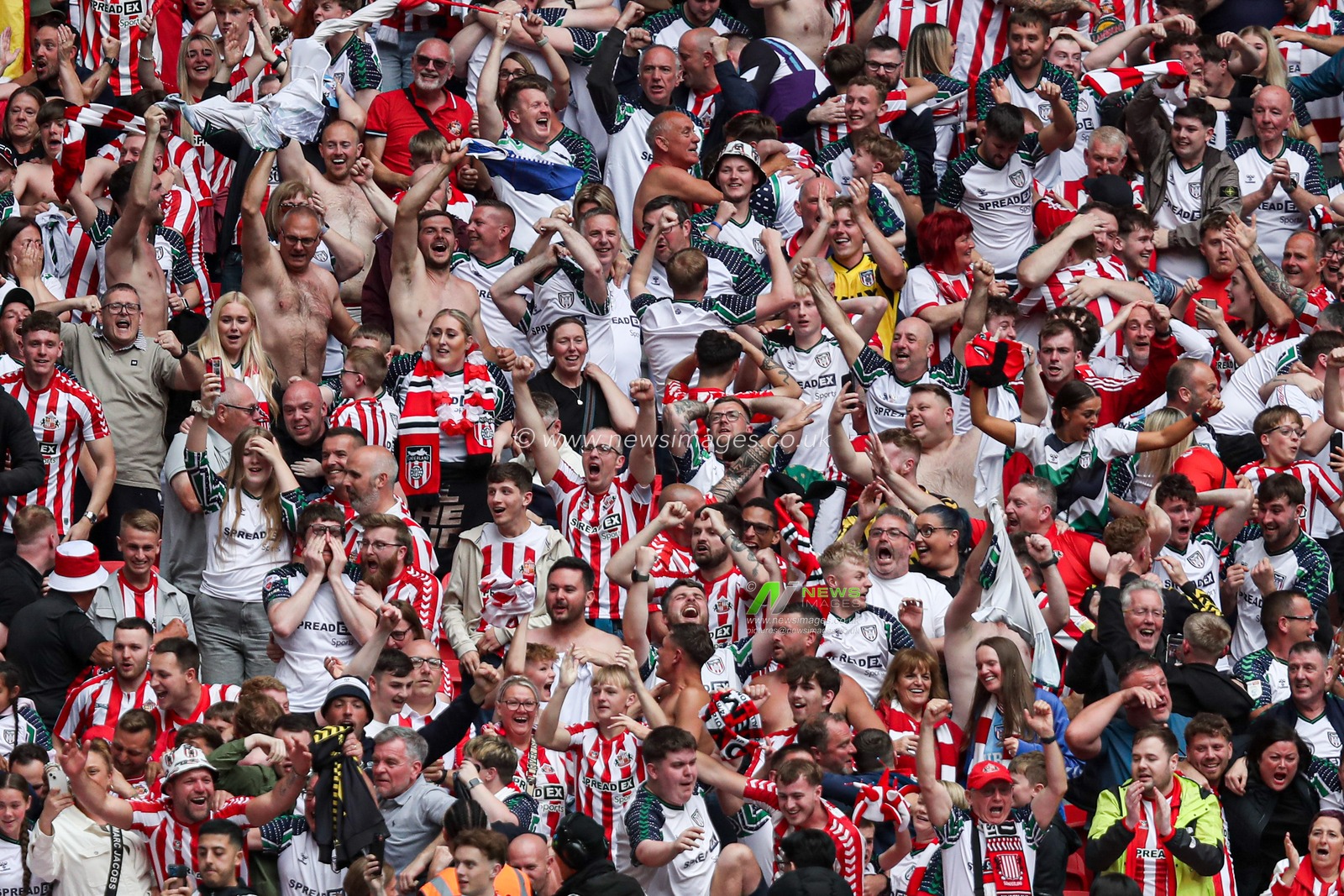 Sunderland fans celebrate during the Sky Bet Championship Playoff Final match Sheffield United vs Sunderland at Wembley Stadium, London, United Kingdom, 24th May 2025

(Photo by Izzy Poles/News Images)
