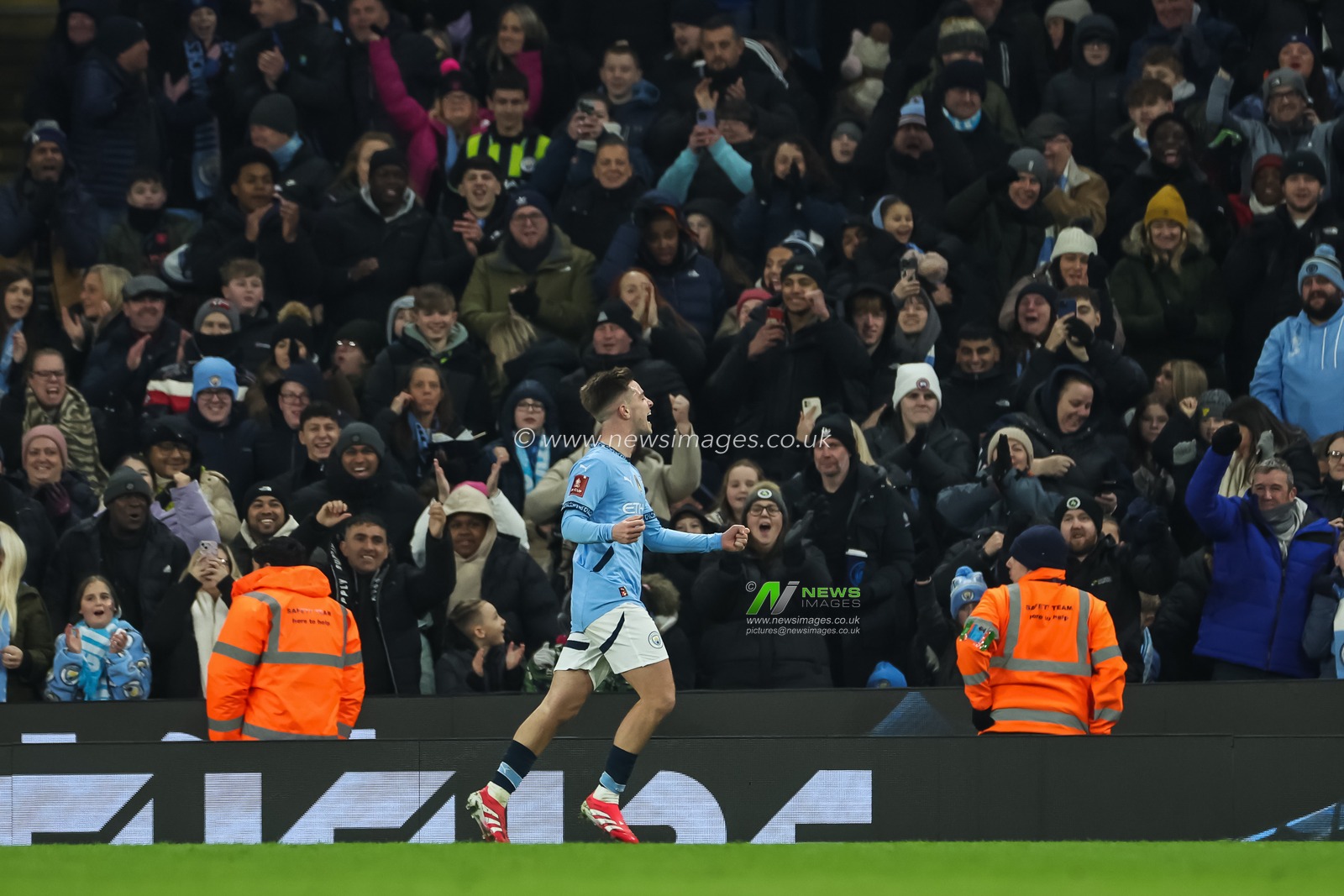 James McAtee of Manchester City scores to make it 5-0 during the Emirates FA Cup 3rd Round match Manchester City vs Salford City at Etihad Stadium, Manchester, United Kingdom, 11th January 2025

(Photo by Mark Cosgrove/News Images)