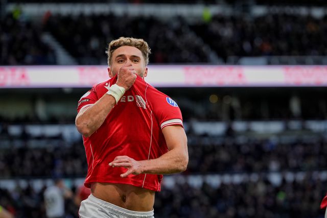 Sam Smith of Wrexham celebrates his goal to make it 1-0 during the Sky Bet Championship match Derby County vs Wrexham at Pride Park Stadium, Derby, United Kingdom, 4th January 2026

(Photo by Maynard Manyowa/News Images)

*** GER AUT SUI OUT ***