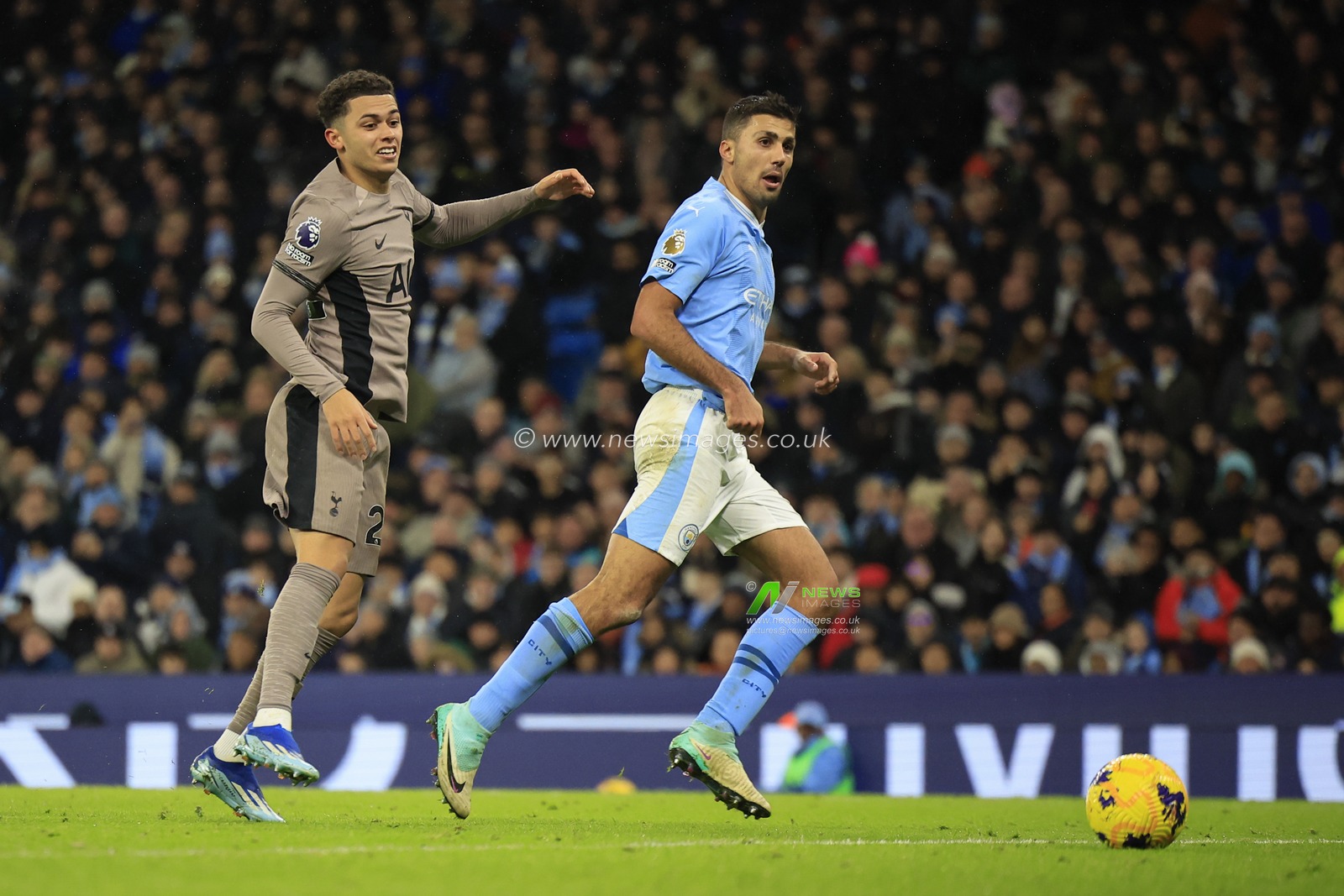 Rodrigo #16 of Manchester City passes the ball watched by Brennan Johnson #22 of Tottenham Hotspur during the Premier League match Manchester City vs Tottenham Hotspur at Etihad Stadium, Manchester, United Kingdom, 3rd December 2023

(Photo by Conor Molloy/News Images)