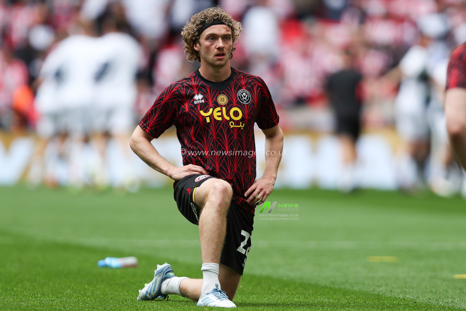 Tom Davies of Sheffield United warms up ahead of the Sky Bet Championship Playoff Final match Sheffield United vs Sunderland at Wembley Stadium, London, United Kingdom, 24th May 2025

(Photo by Izzy Poles/News Images)