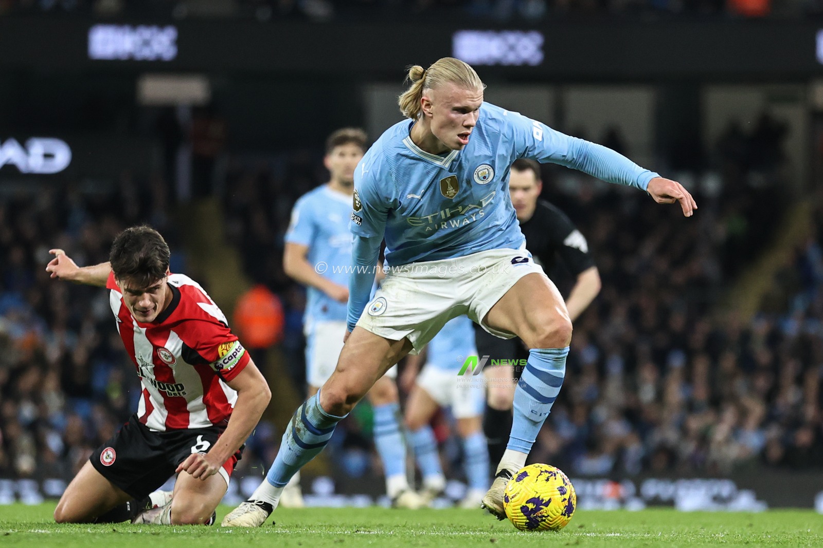Erling Haaland of Manchester City breaks on the edge of the area during the Premier League match Manchester City vs Brentford at Etihad Stadium, Manchester, United Kingdom, 20th February 2024

(Photo by Mark Cosgrove/News Images)