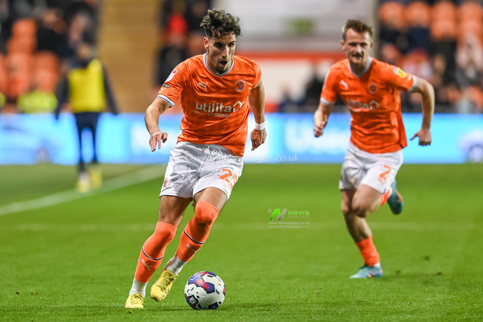 Theo Corbeanu #25 of Blackpool makes a break with the ball during the Sky Bet Championship match Blackpool vs Hull City at Bloomfield Road, Blackpool, United Kingdom, 19th October 2022

(Photo by Craig Thomas/News Images)