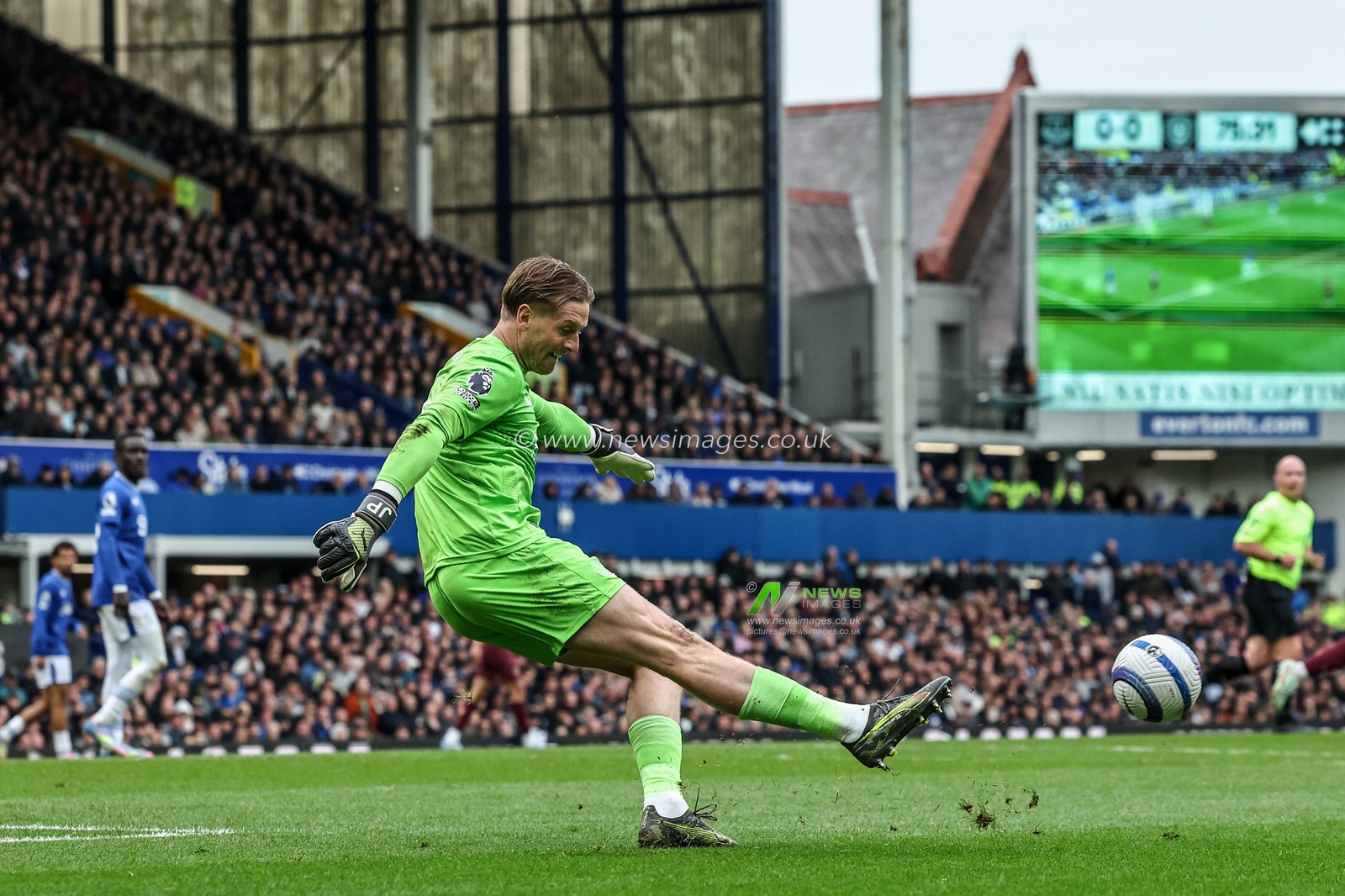 Jordan Pickford of Everton in action during the Premier League match Everton vs Manchester City at Goodison Park, Liverpool, United Kingdom, 19th April 2025

(Photo by Mark Cosgrove/News Images)