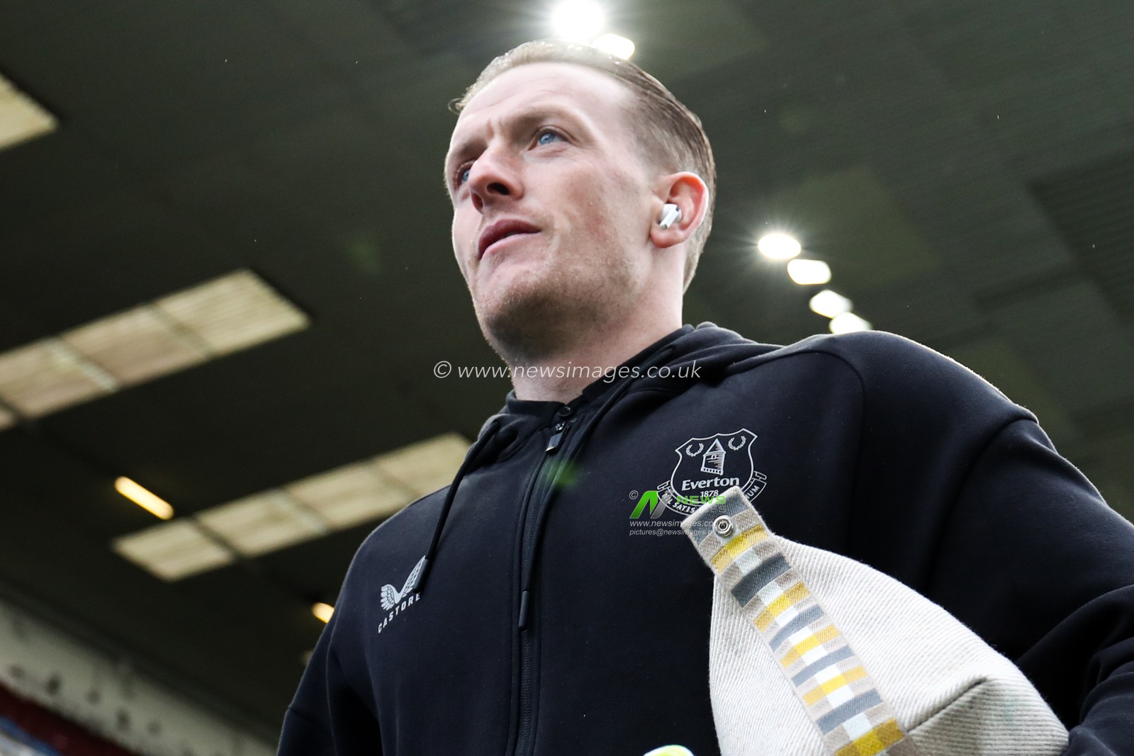 Jordan Pickford of Everton arrives at ground ahead of the Premier League match Burnley vs Everton at Turf Moor, Burnley, United Kingdom, 27th December 2025

(Photo by Jorge Horsted/News Images)

*** GER AUT SUI OUT ***