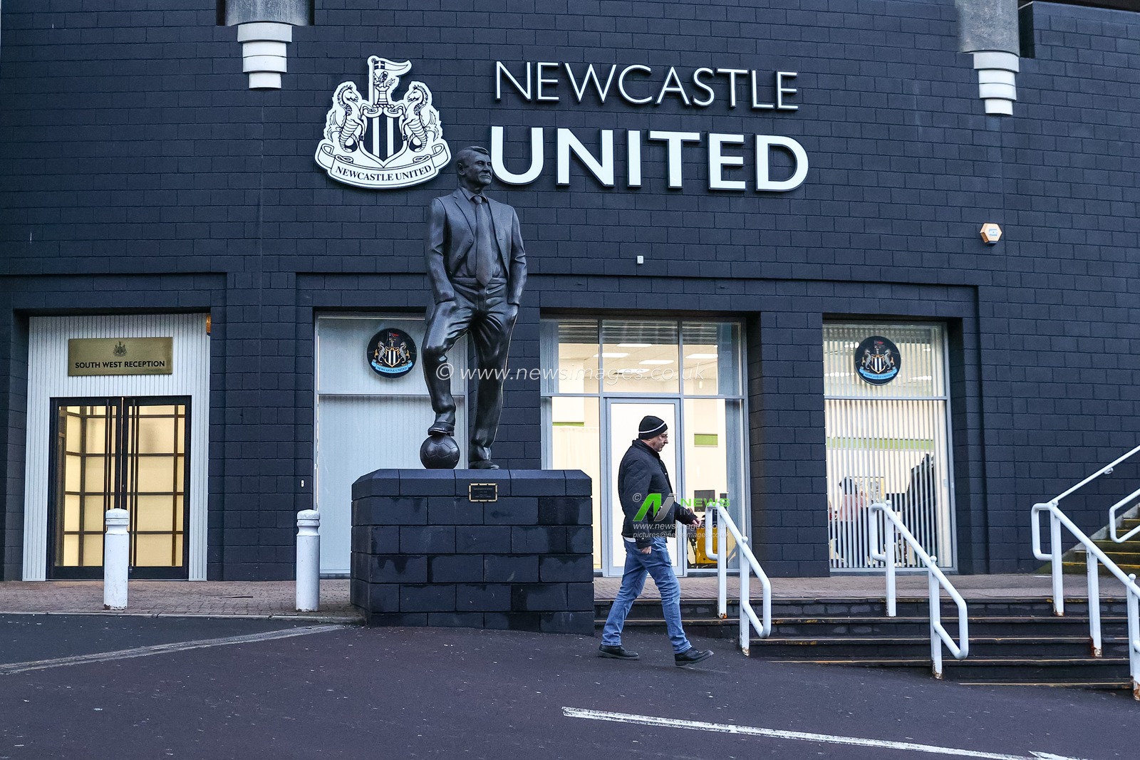 Sir Robert William Robson CBE aka Bobby Robson statue at St Jamesâ€™ Park during the UEFA Champions League match Newcastle United vs AC Milan at St. James's Park, Newcastle, United Kingdom, 13th December 2023

(Photo by Mark Cosgrove/News Images)