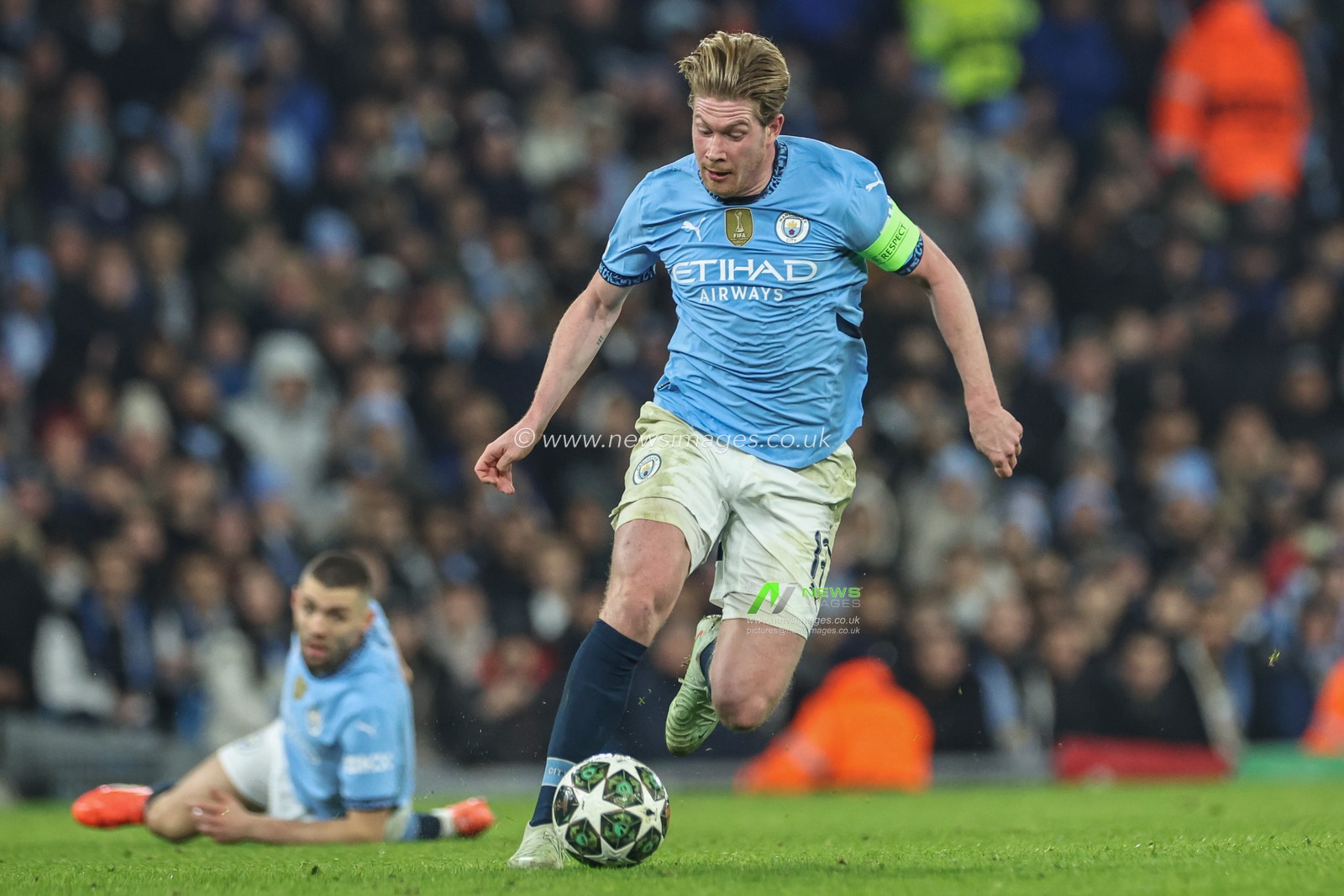Kevin De Bruyne of Manchester City breaks with the ball during the UEFA Champions League Knockout Round Play-off Manchester City v Real Madrid at Etihad Stadium, Manchester, United Kingdom, 11th February 2025

(Photo by Mark Cosgrove/News Images)
