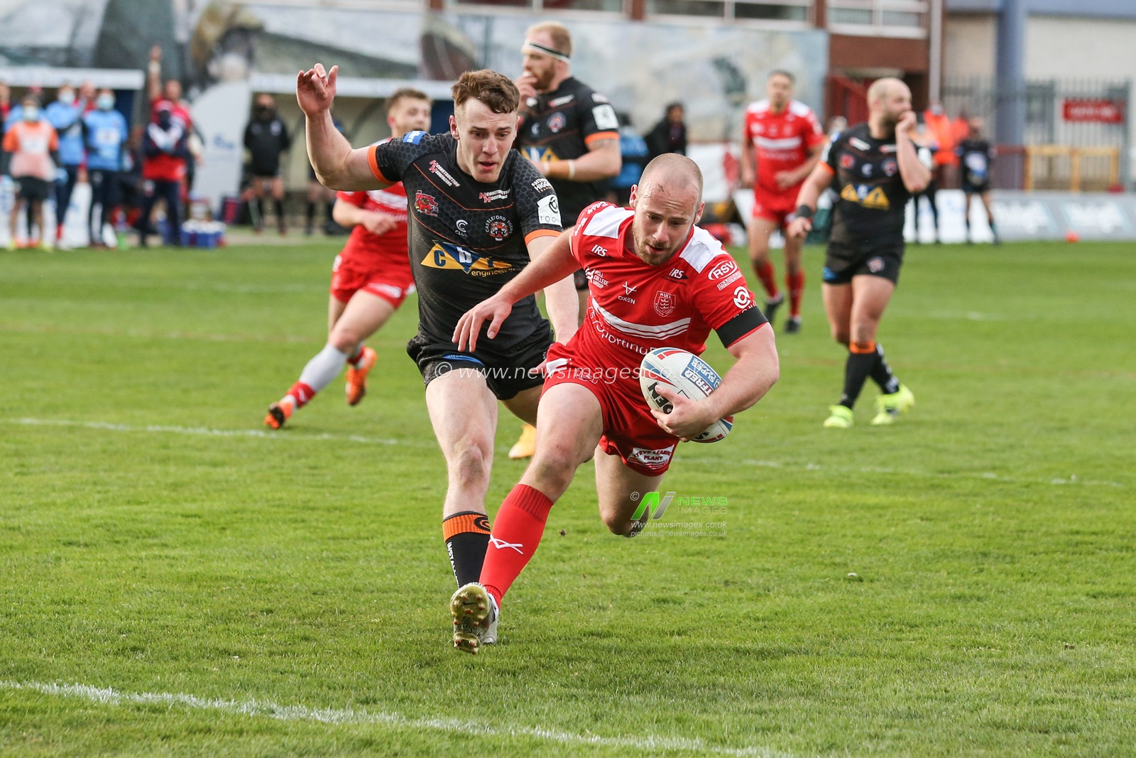 Adam Quinlan (1) of Hull KR runs in to score a try