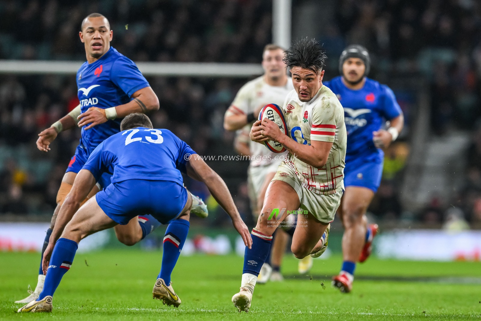 Marcus Smith of England makes a break during the 2023 Guinness 6 Nations match England vs France at Twickenham Stadium, Twickenham, United Kingdom, 11th March 2023

(Photo by Craig Thomas/News Images)