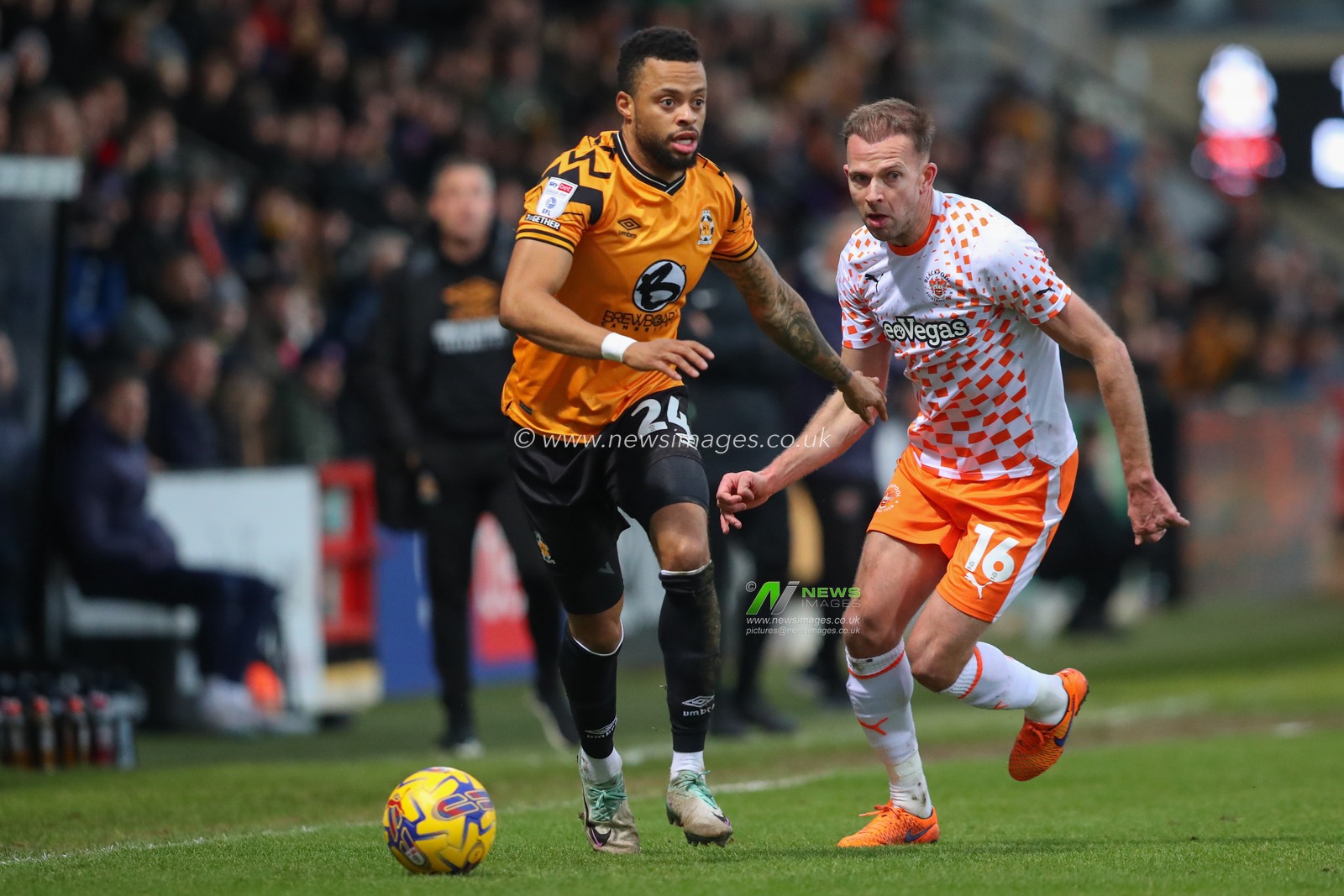 Jordan Cousins #24 of Cambridge United holds off Jordan Rhodes #16 of Blackpool during the Sky Bet League 1 match Cambridge United vs Blackpool at Abbey Stadium, Cambridge, United Kingdom, 16th December 2023

(Photo by Gareth Evans/News Images)