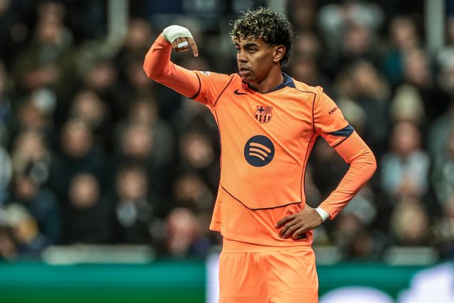 Lamine Yamal of Barcelona gives his team instructions during the UEFA Champions League Last 16 match Newcastle Untied vs Barcelona at St. James's Park, Newcastle, United Kingdom on 10 March 2026

(Photo by Mark Cosgrove/News Images)