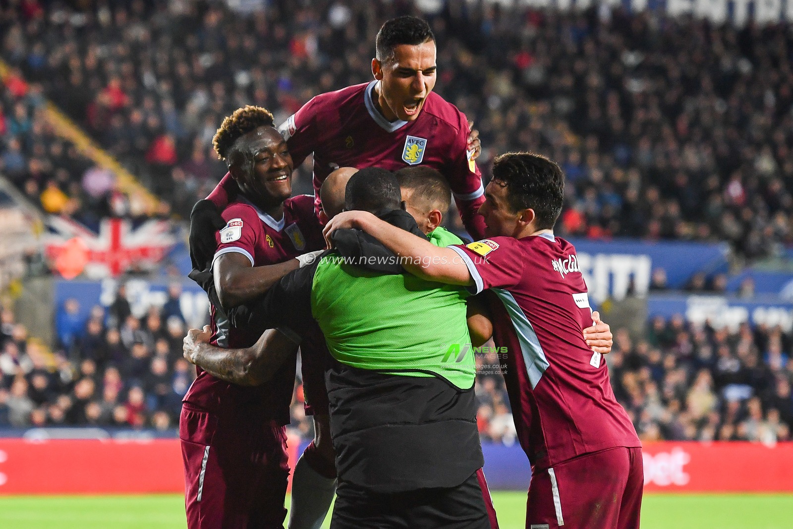 26th December 2018, Liberty Stadium, Swansea, Wales; Sky Bet Championship, Swansea vs  Aston Villa ; Conor Hourihane of Aston Villa celebrates scoring his side's first goal with team mates

Credit: Craig Thomas/News Images

English Football League images are subject to DataCo Licence