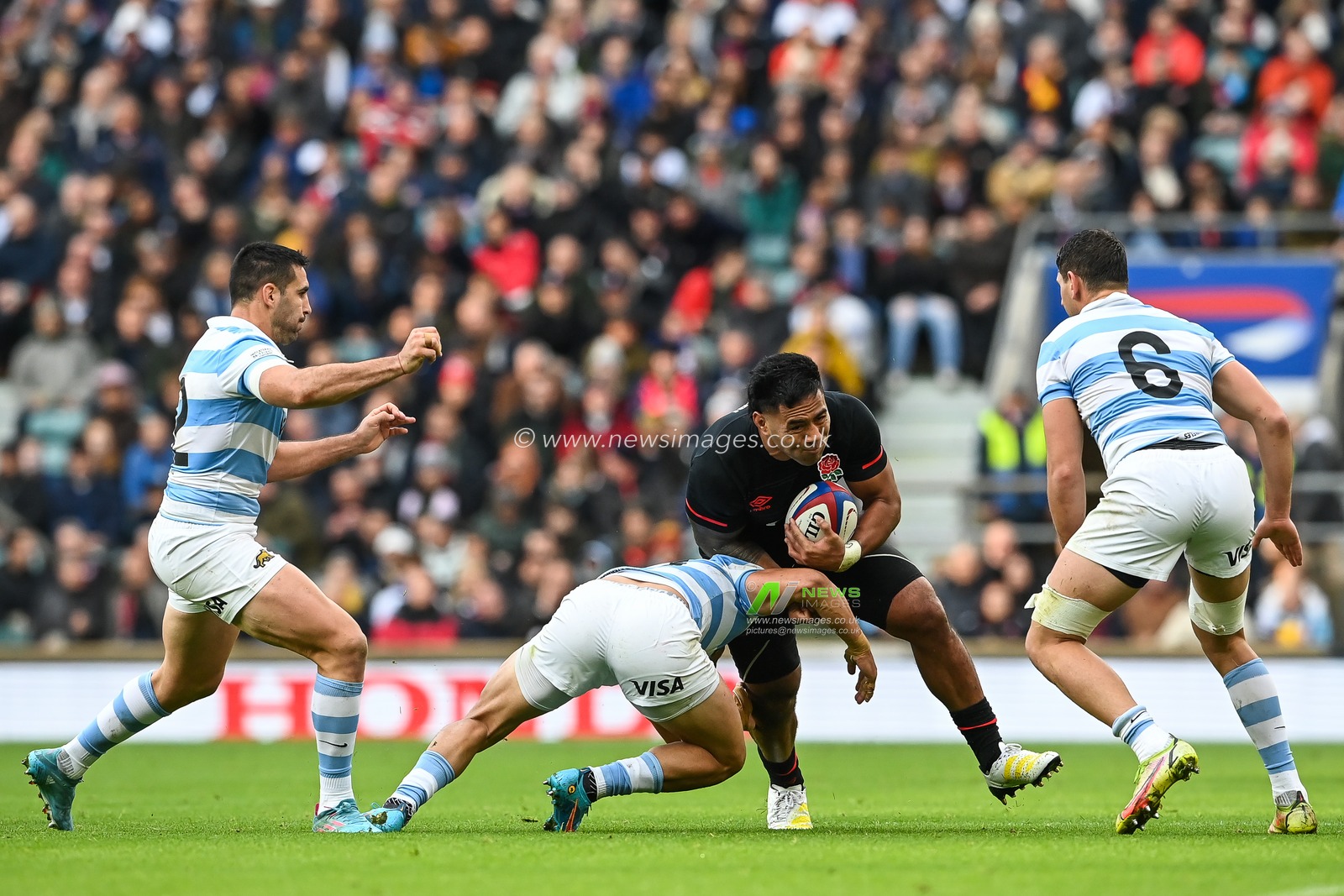 Manu Tuilagi of England is tackled by Matias Moroni of Argentina during the Autumn international match England vs Argentina at Twickenham Stadium, Twickenham, United Kingdom, 6th November 2022

(Photo by Craig Thomas/News Images)